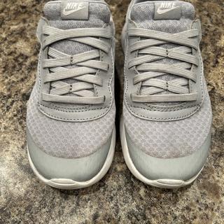 Enviado por Nike Vomero 18 Kid's Shoes