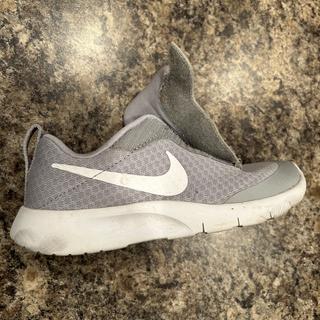 Enviado por Nike Vomero 18 Kid's Shoes