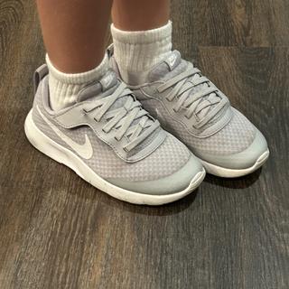 Enviado por Nike Vomero 18 Kid's Shoes