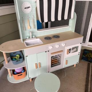 Full kitchen