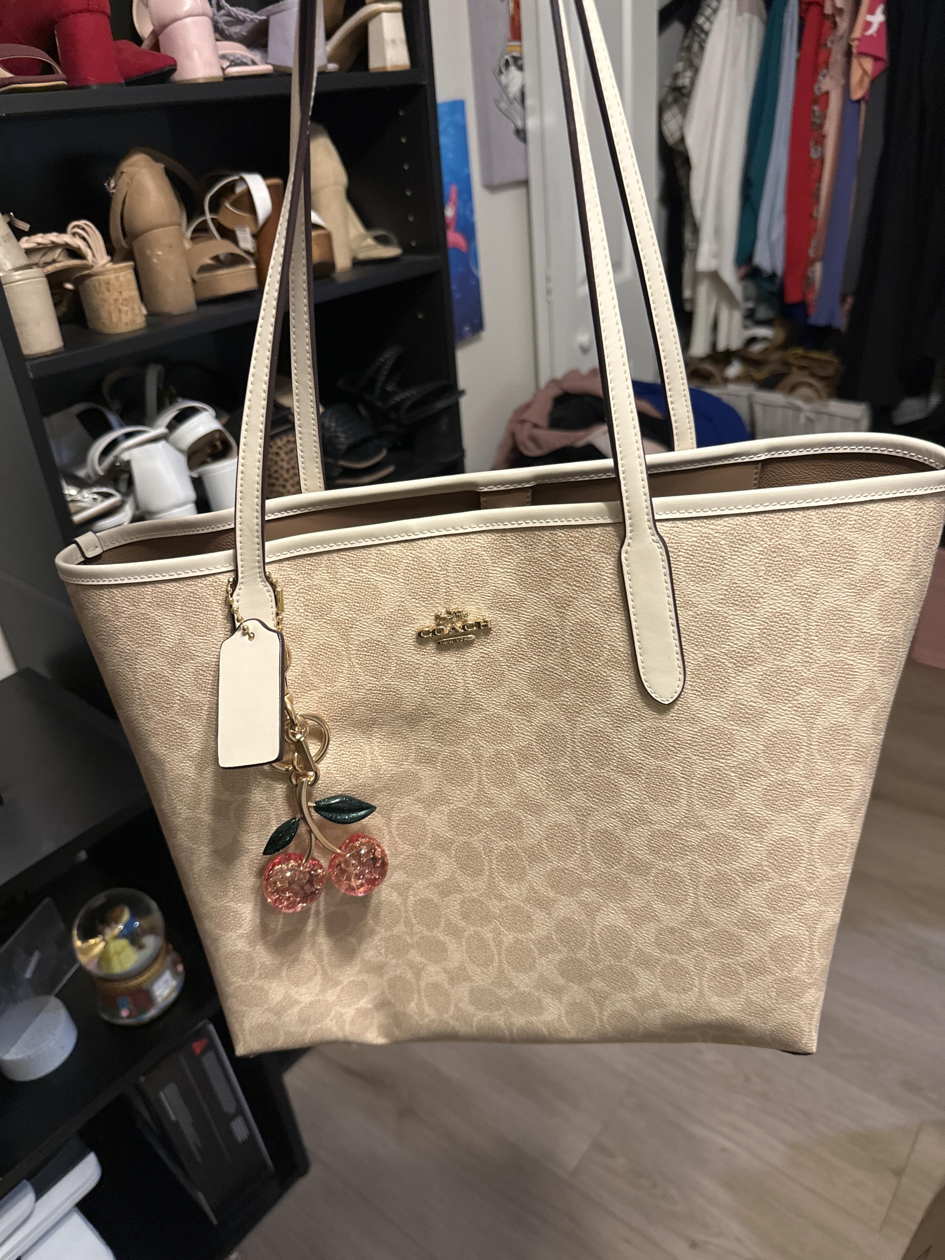 トートバッグ city tote in signature canvas with love print COACH® Outlet | City Tote Bag In Signature Canvas With Heart
