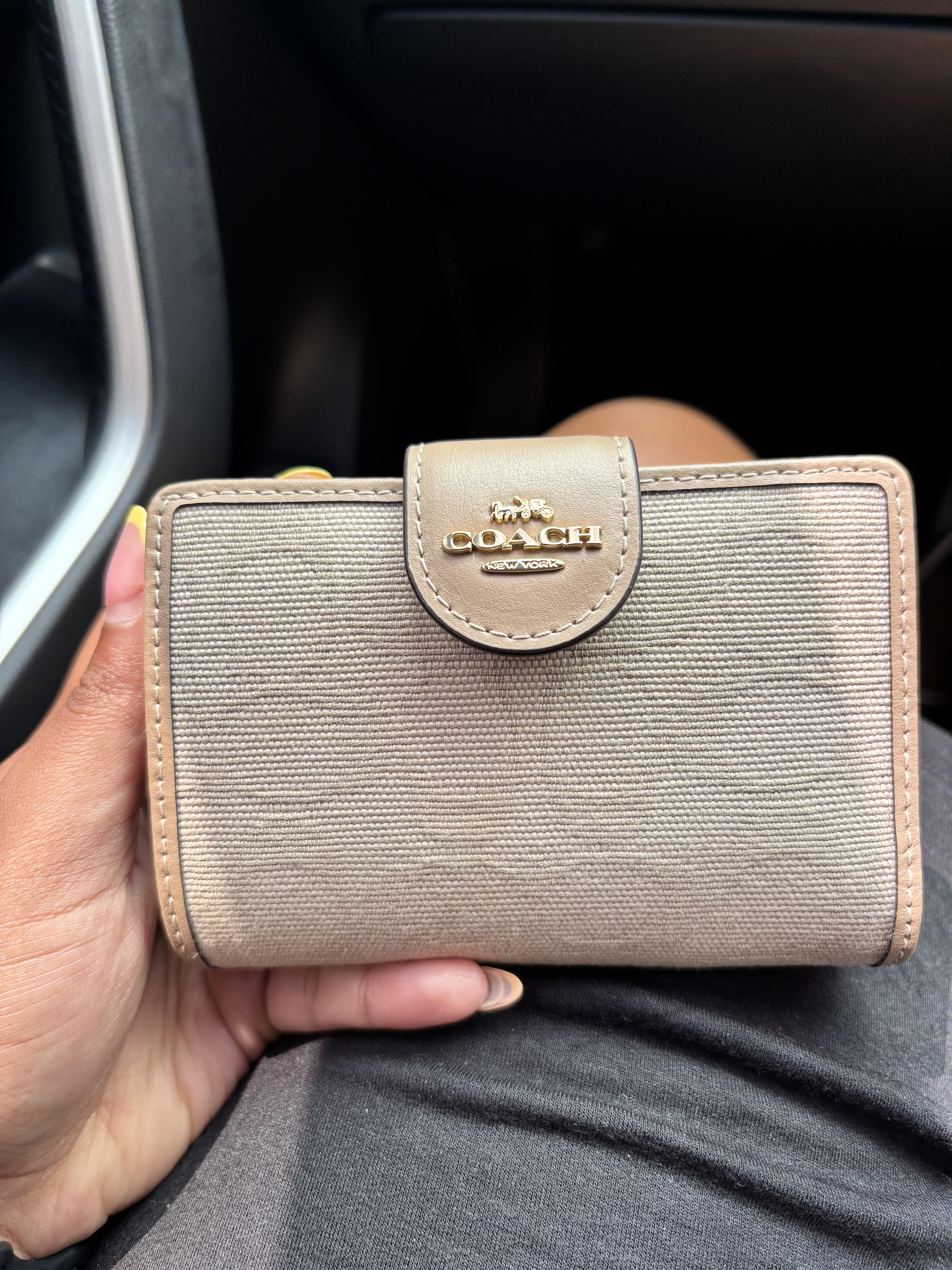 【Coach】Medium Corner Zip Wallet/ミニウォレット COACH® Outlet | Medium Corner Zip Wallet In Signature Canvas