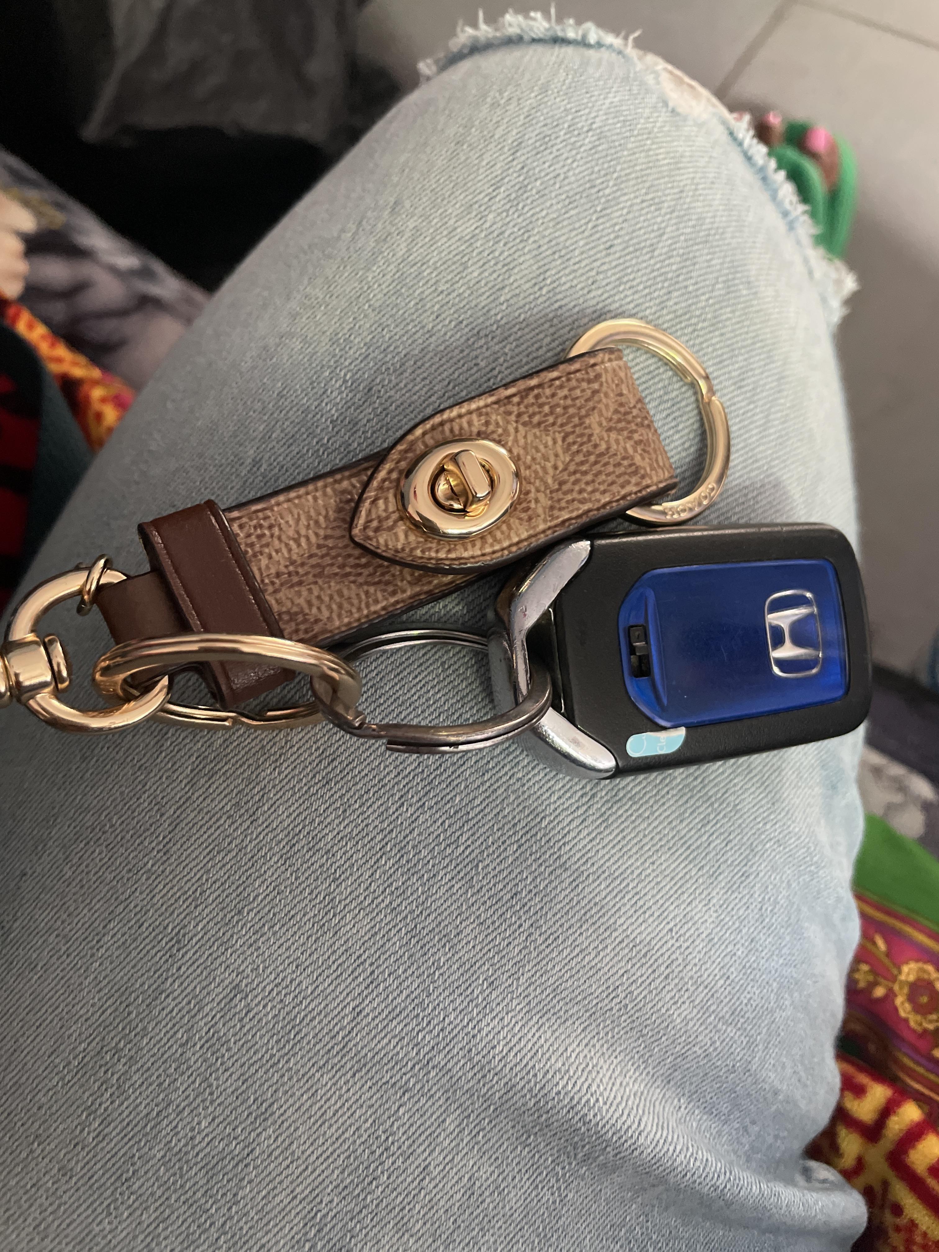 キーホルダー・キーリング Coach Trigger Snap Bag Charm CY235 COACH® Outlet | Trigger Snap Bag Charm In Signature Canvas