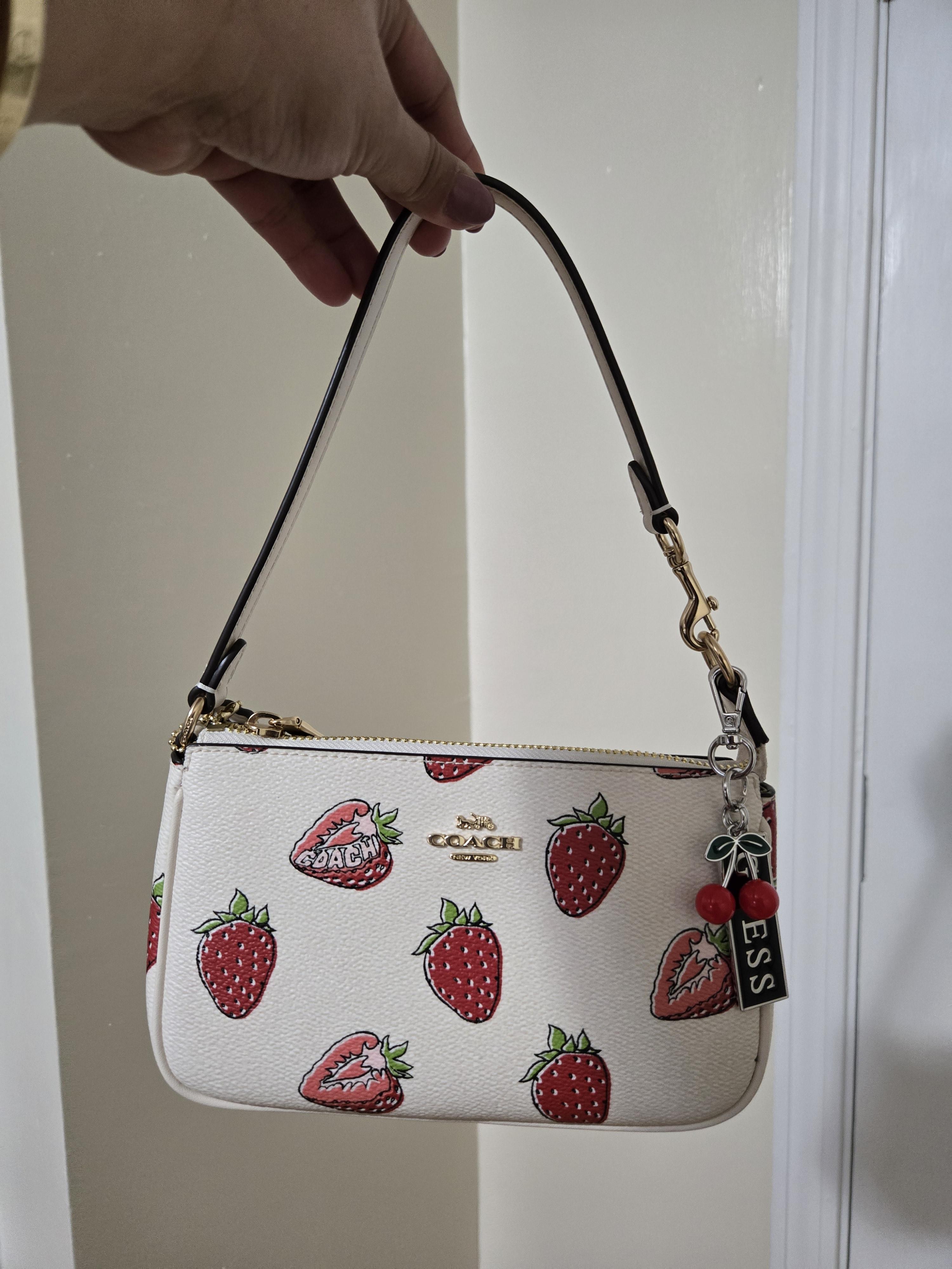 コンパクト【Coach】ストロベリープリント♪ ノリータ 19 COACH® Outlet | Nolita 19 With Strawberry Print