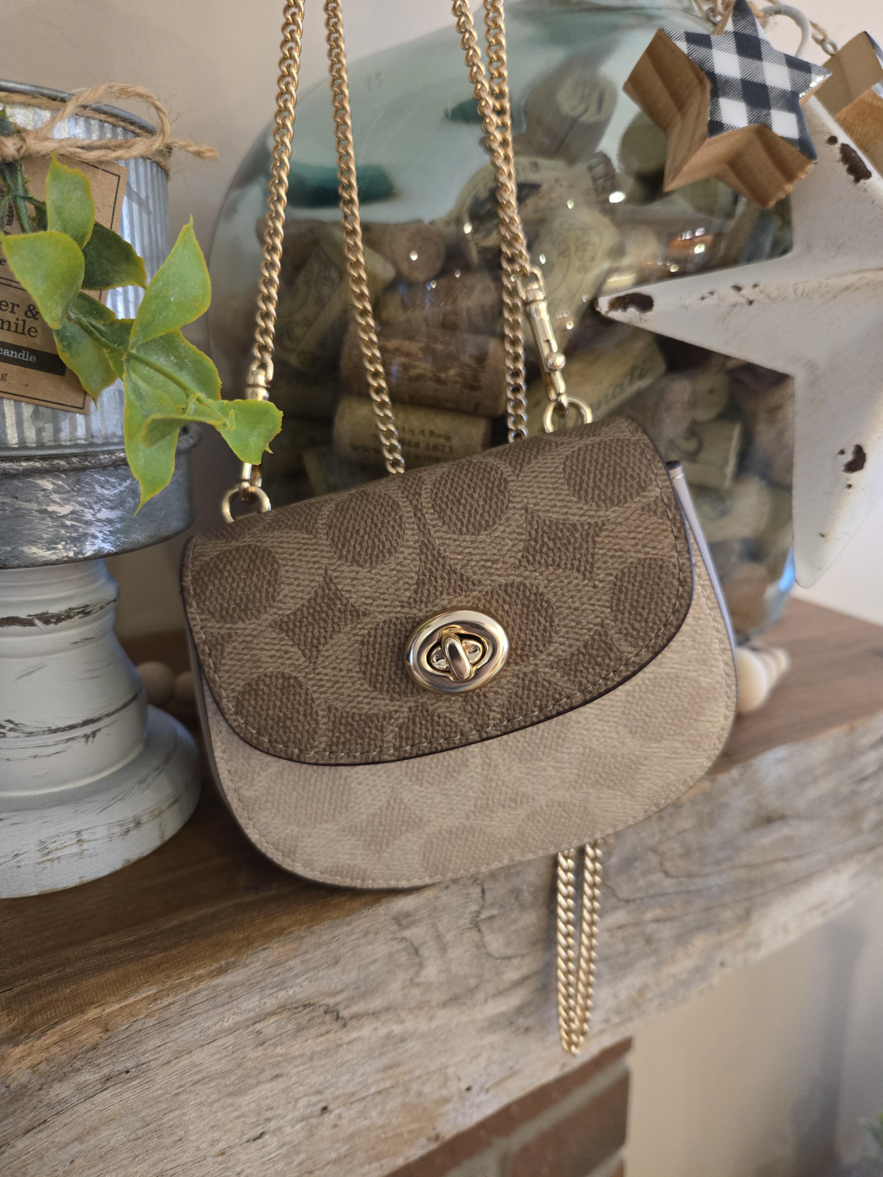 ショルダーバッグ・ポシェット COACH Turnlock Card Case  CZ475 COACH® Outlet | Turnlock Card Case