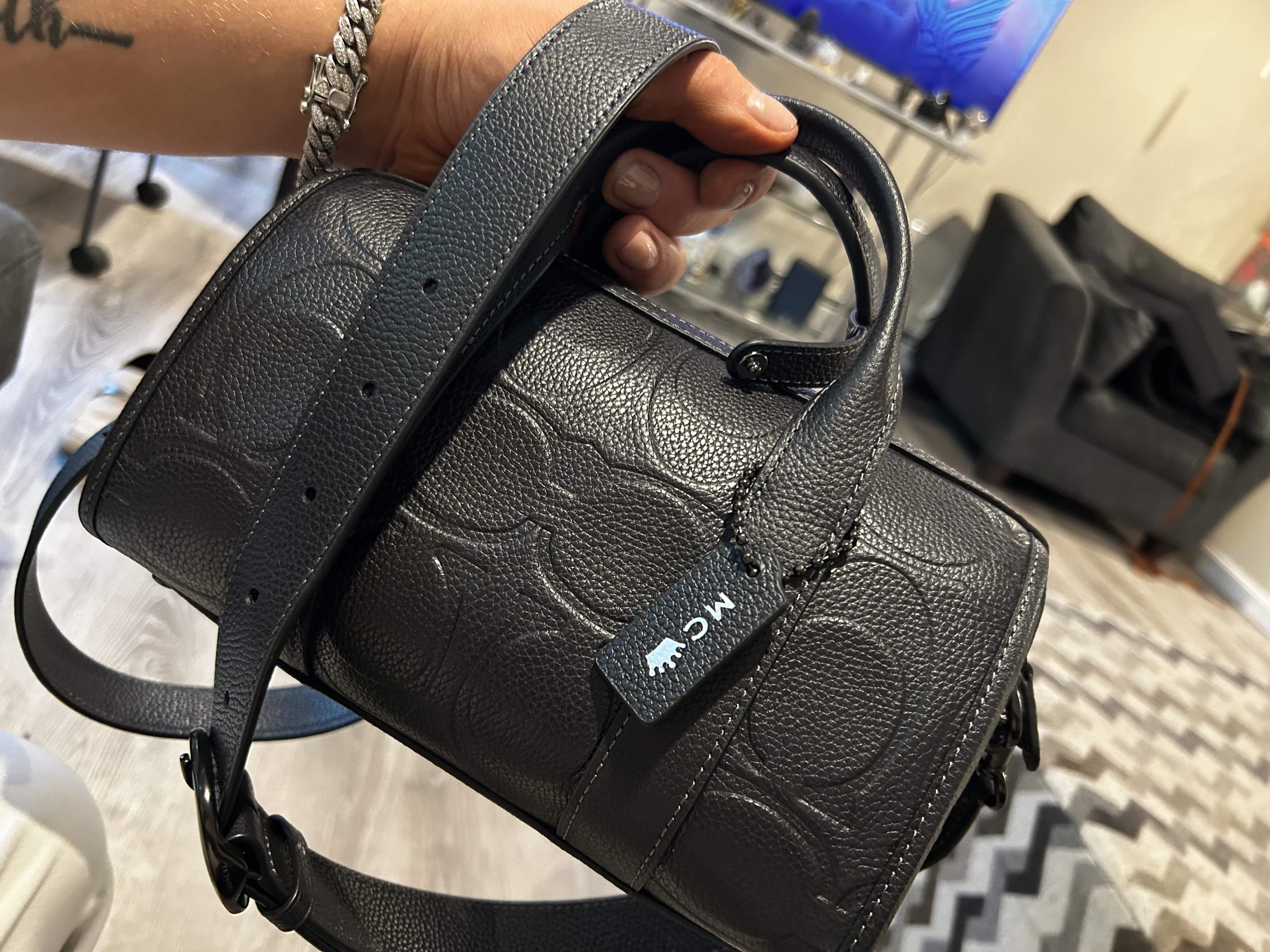 【Coach】マキシシグネチャー素敵  ゴッサムダッフルバッグ24 ゴッサム ダッフル バッグ 24・シグネチャー キャンバス・パッチ