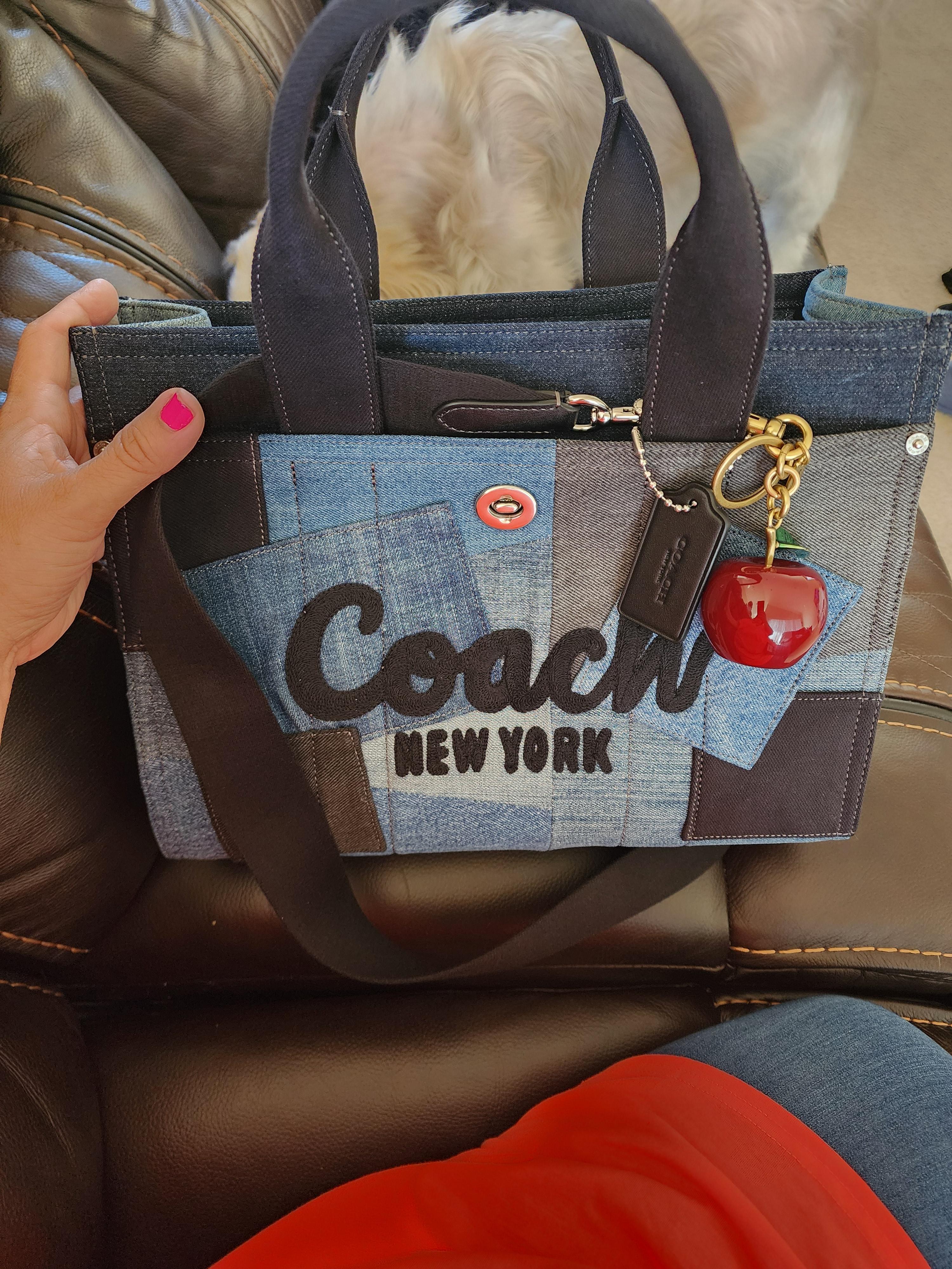 NYアイコン☆可愛いチャーム【COACH】Small Taxi Apple Pretzel NYアイコン☆可愛いチャーム【COACH】Small Taxi Apple Pretzel