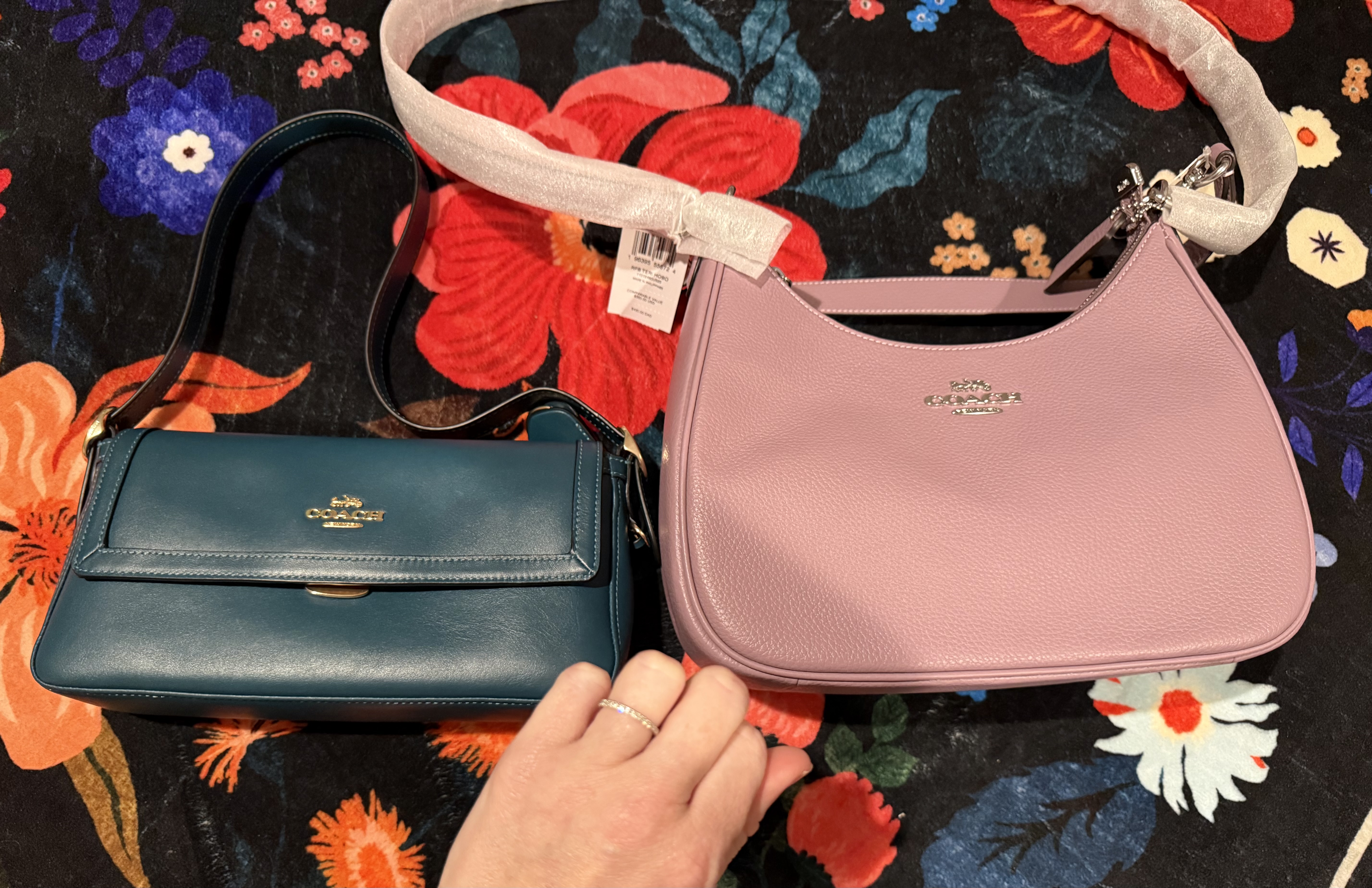Teri Hobo Bag In Blocked Signature Canvas | COACH®