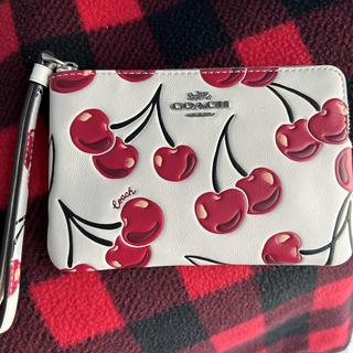Corner Zip Wristlet In Signature Canvas With Heart Floral Print