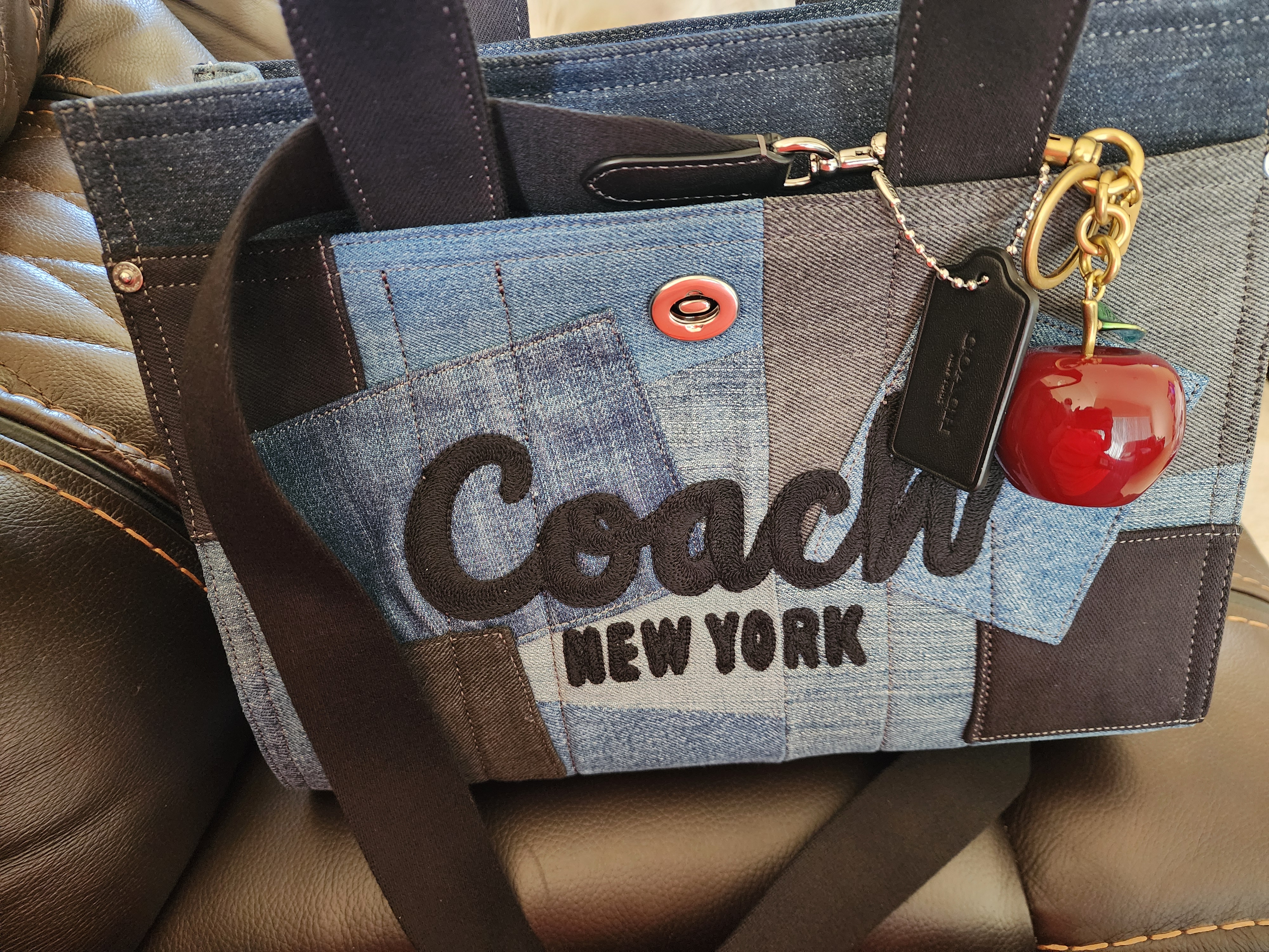 新品　COACH バッグチャーム　アップルチャーム COACH コーチ りんご アップル キーホルダー キーリング バッグ