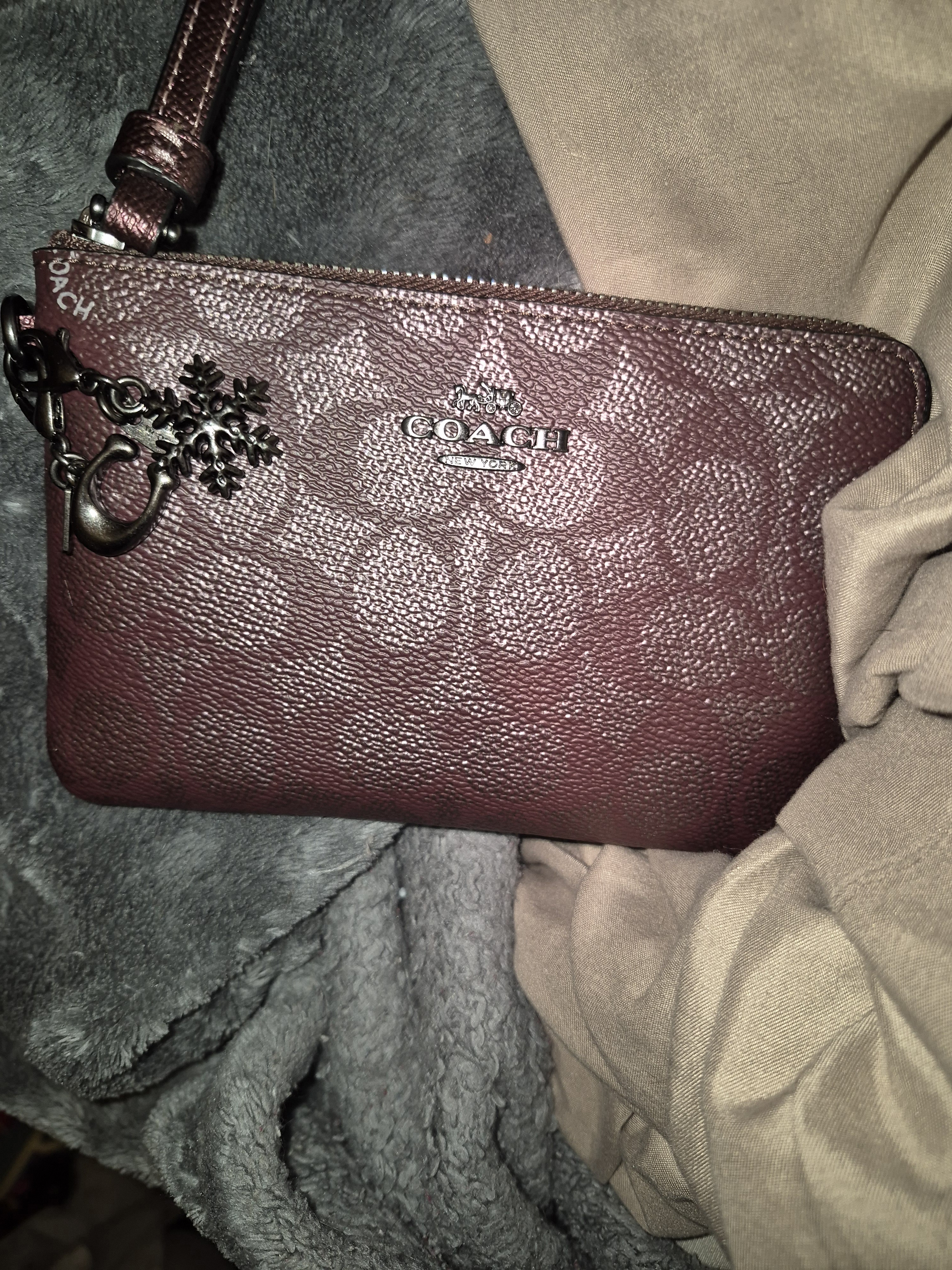 karen　ピンクXS 51番XS Boxed Corner Zip Wristlet In Signature Canvas With Charms