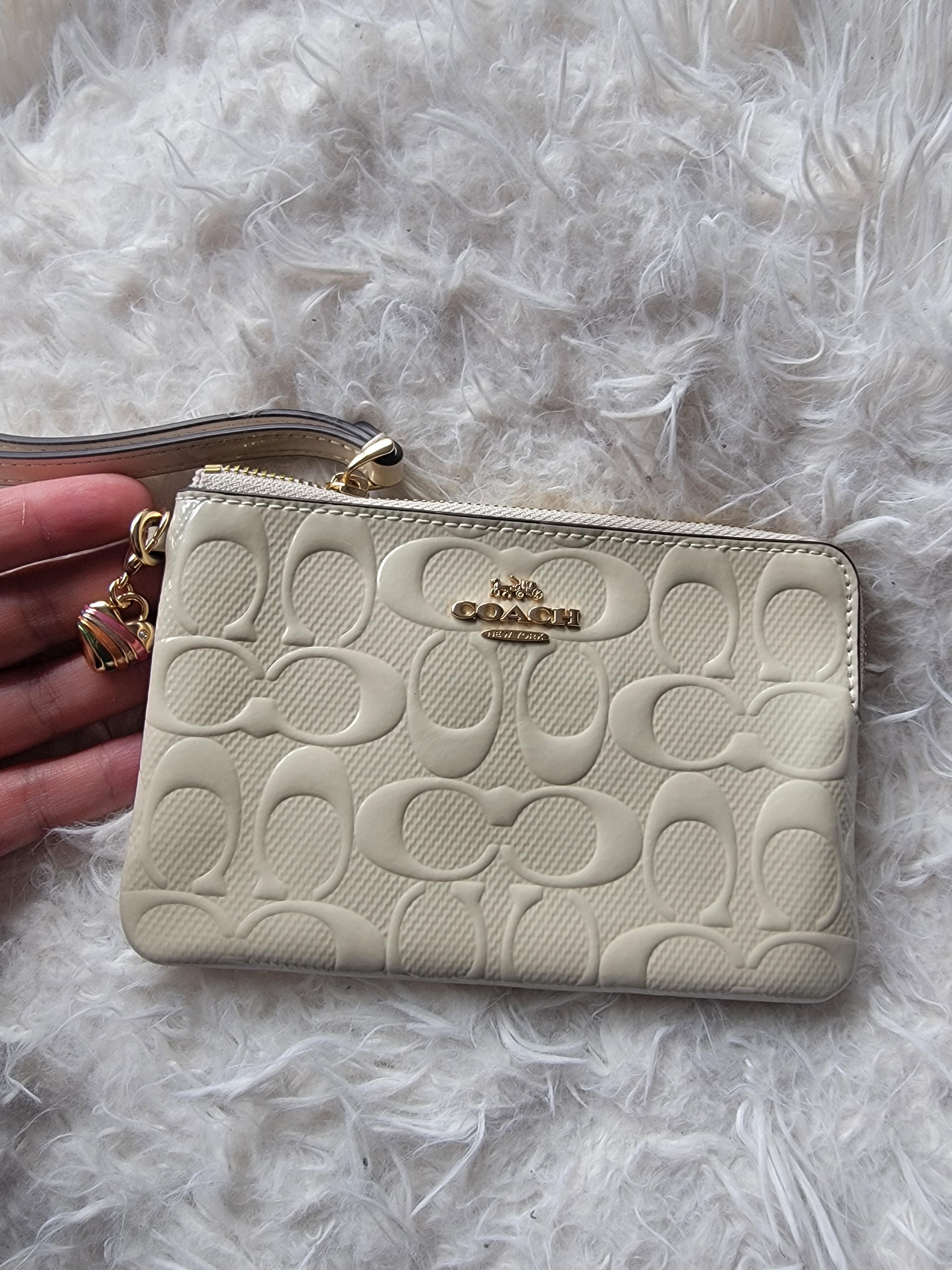 コーチャン 直接受渡し Corner Zip Wristlet | Bags | Coach | COACH®