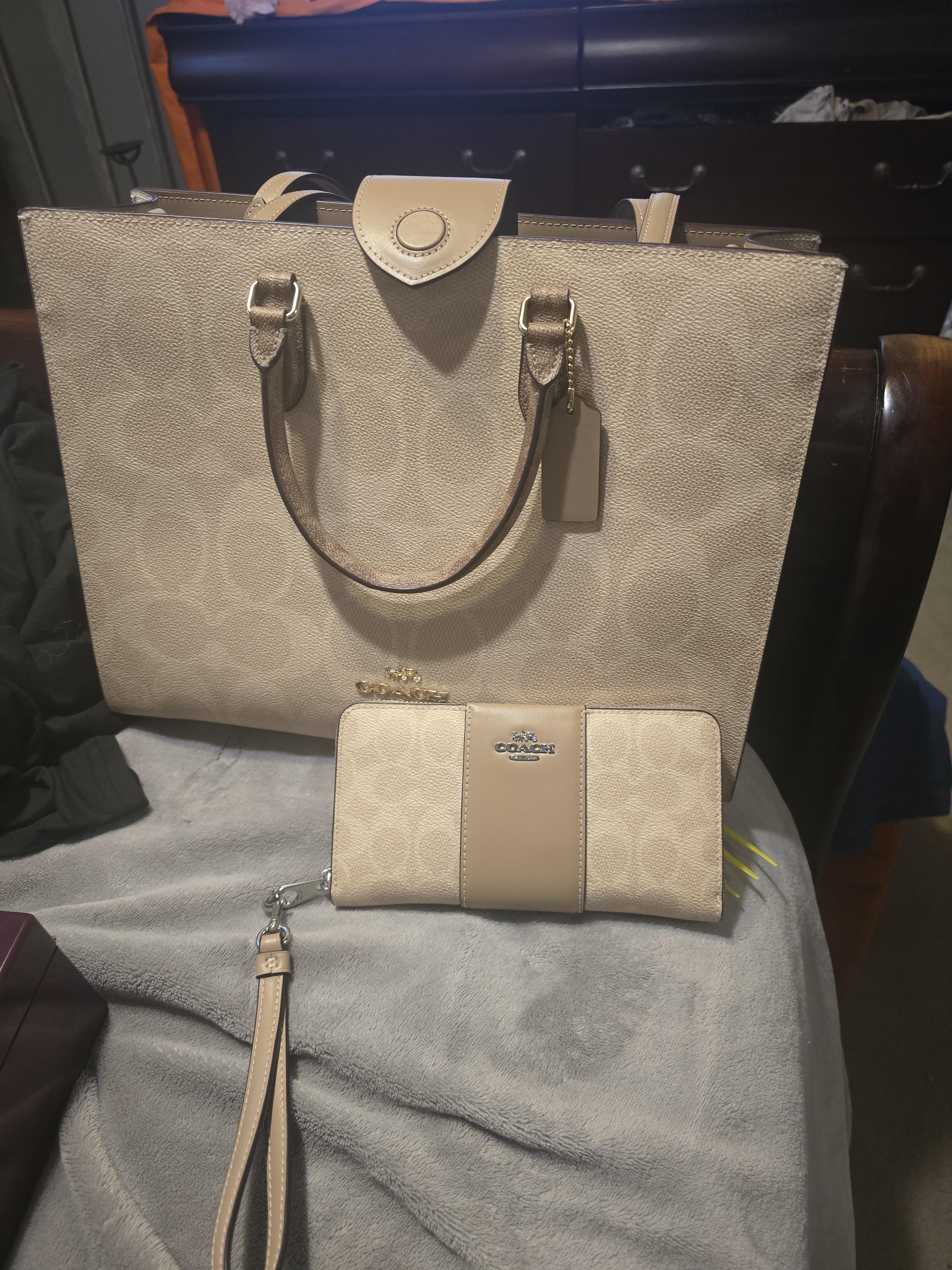 Maggie Tote Bag In Signature Leather | Bags | Coach | COACH®