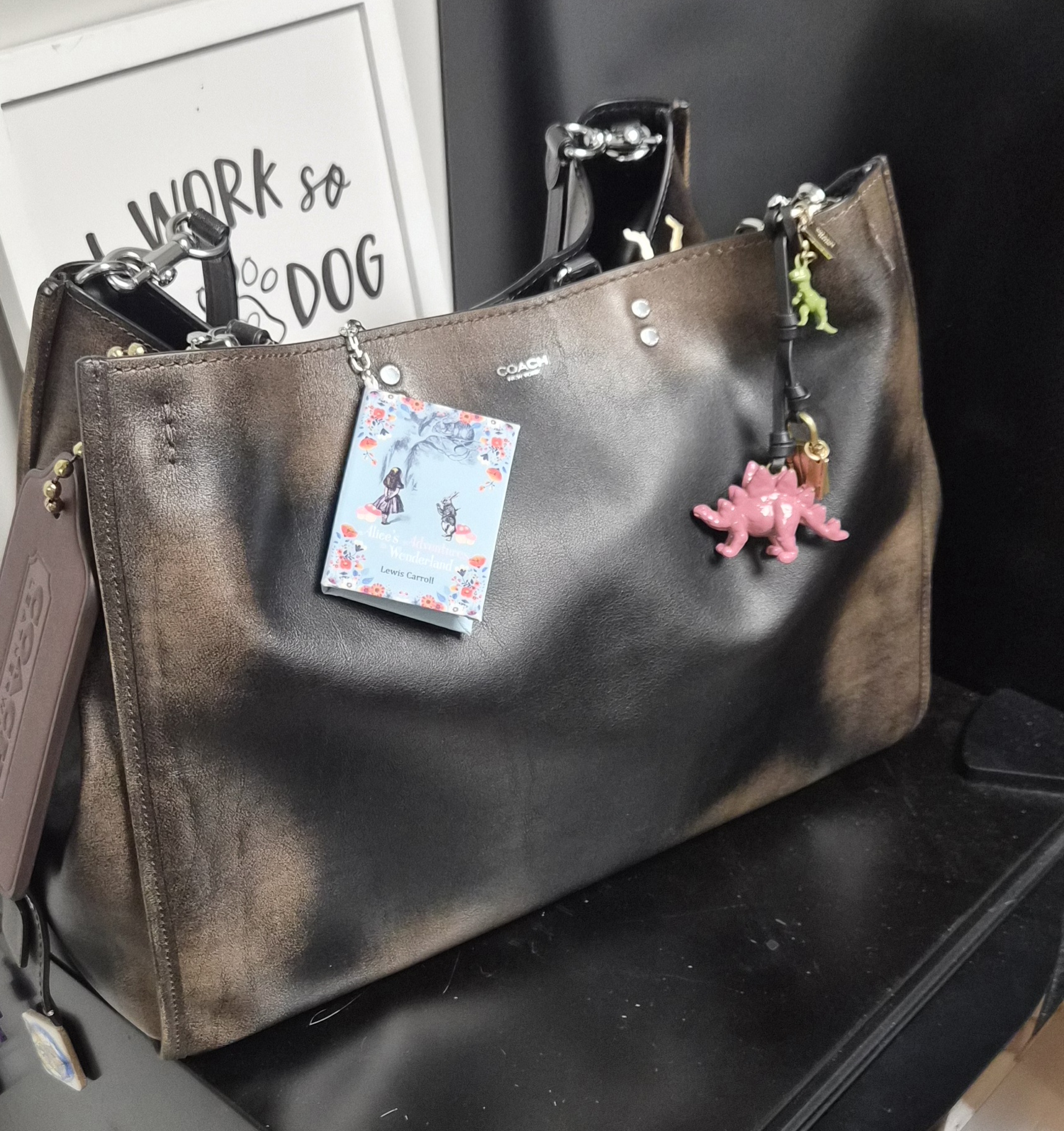 ROGUE ローグ MESSAGE Rogue Bag 40 In Loved Leather With Charms | Bags | Coach | COACH®