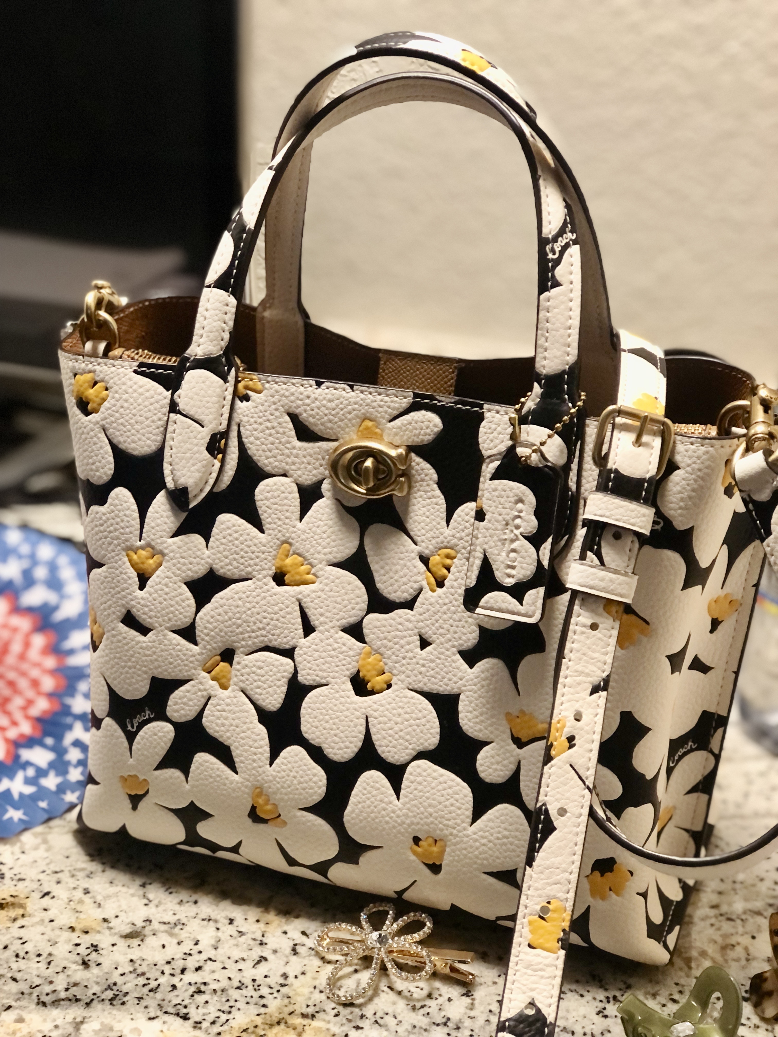 【Coach】ウィロウ トート バッグ 24 / ミニーマウス 公式】COACH – コーチ | 【DISNEY X COACH】ウィロウ トート