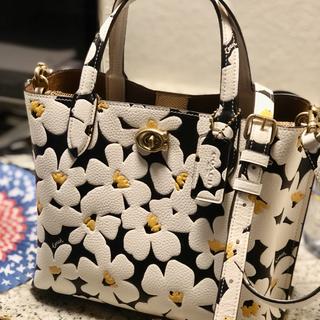 バッグ COACH Signature Floral Canvas Tote Bag Restored Willow Tote 24 In Signature Canvas With Floral Print | COACH®