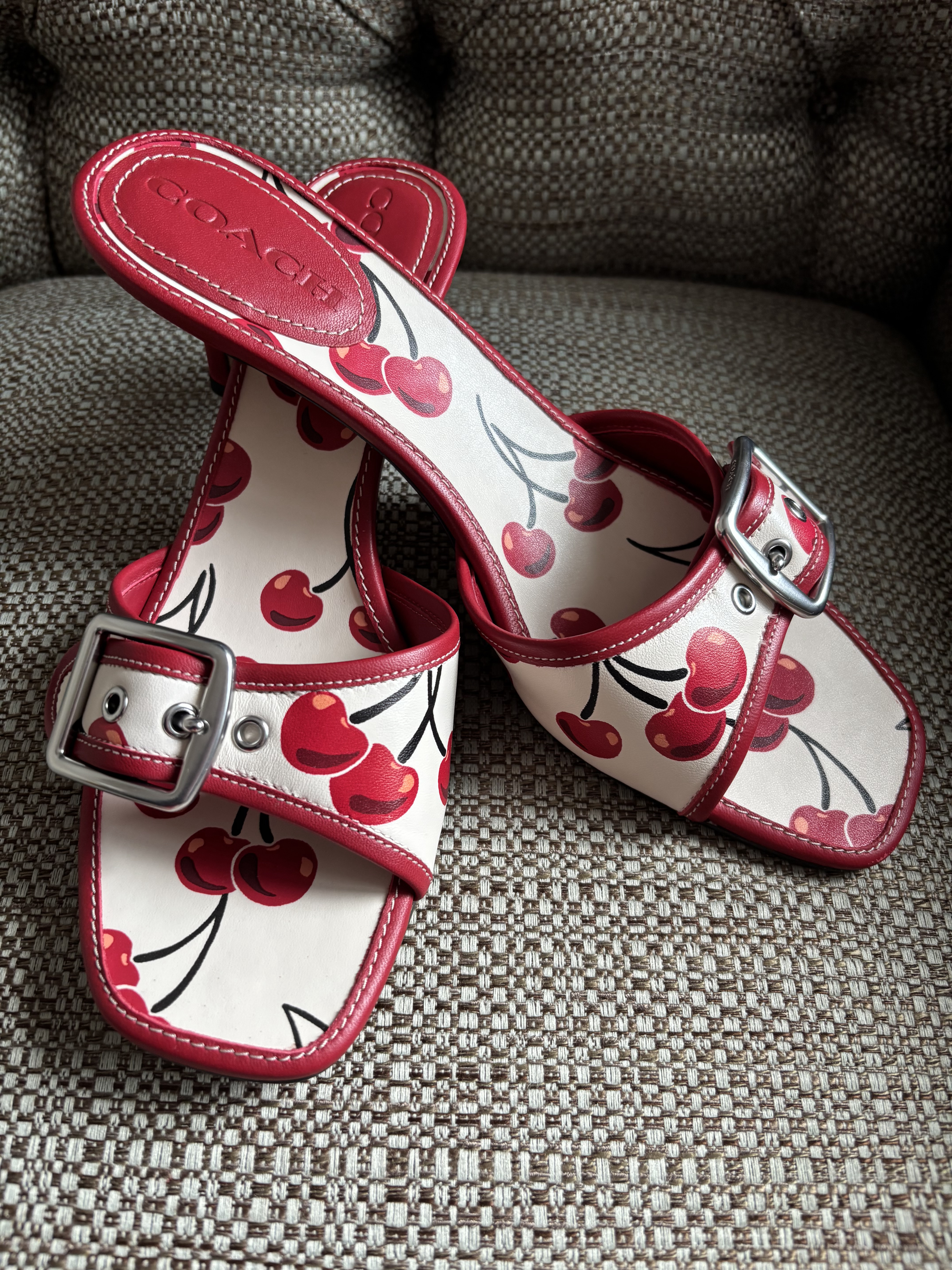 COACH高級ライン★Margot サンダル 可愛い さくらんぼ柄 COACH高級ライン☆Margot サンダル 可愛い さくらんぼ柄 (Coach