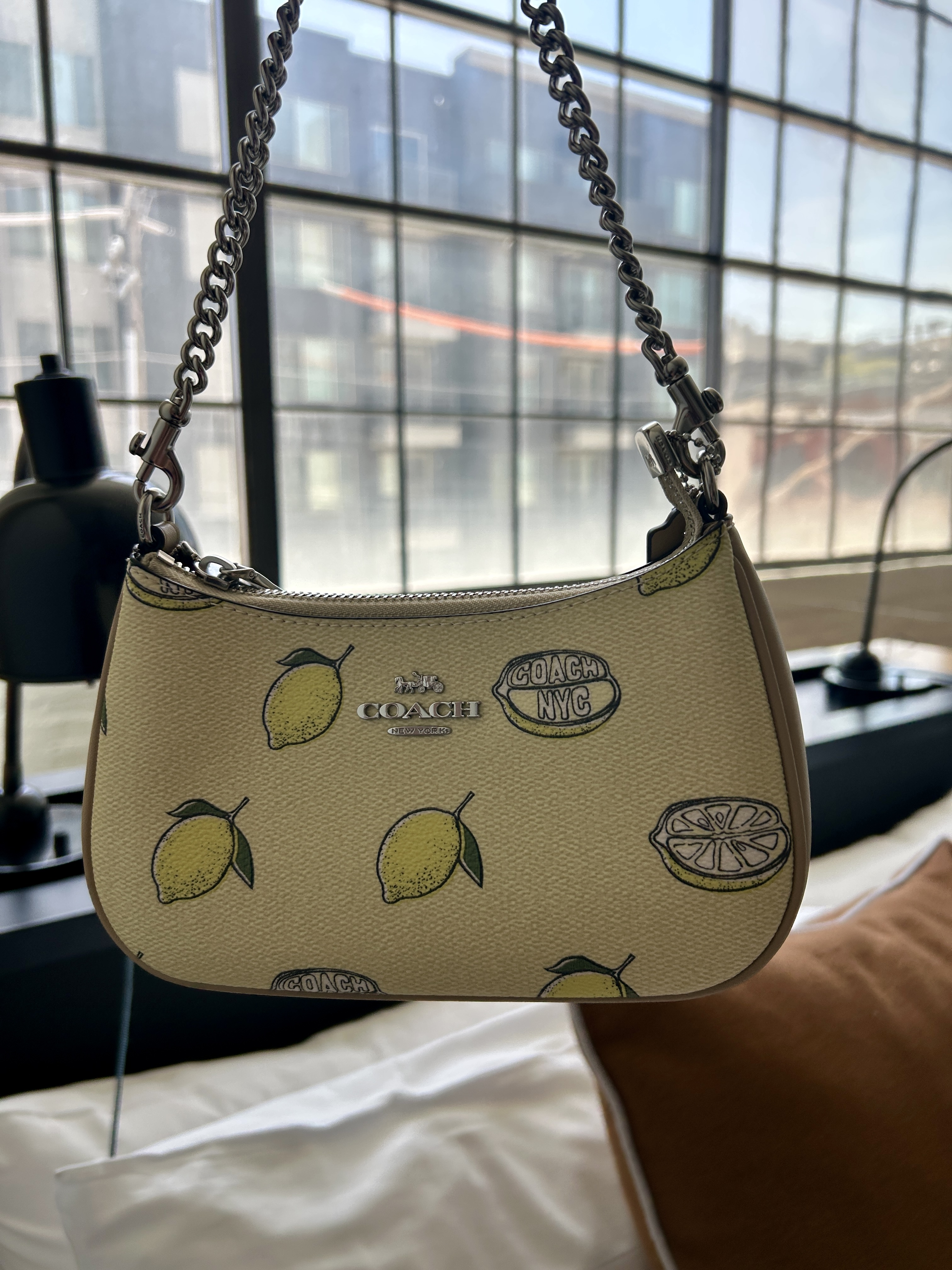 手刺繍入あずき/小豆のアイピロー【りすとフラワーアーチ】 Teri Mini Crossbody Bag With Floral Applique | Bags | Coach | COACH®