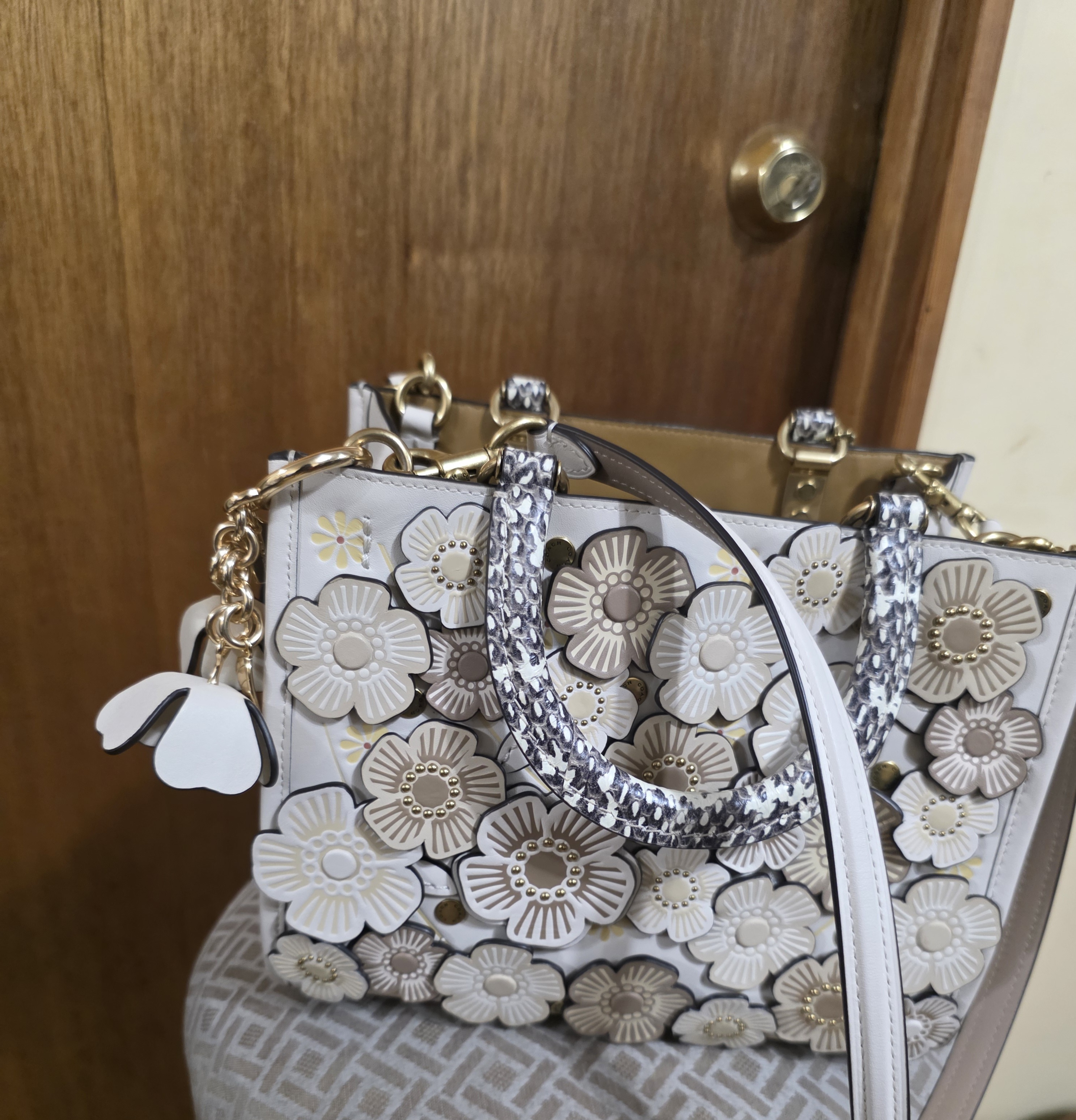 コーチ ティーローズ バッグチャーム 花 猫 月 ラインストーン　キーホルダー COACH® | Essential Tea Rose Bag Charm