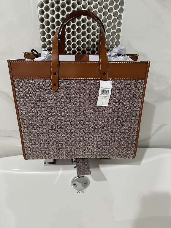 COACH フィールドトート40 ブラウン Field Tote Bag 40 With Coach Badge | COACH®