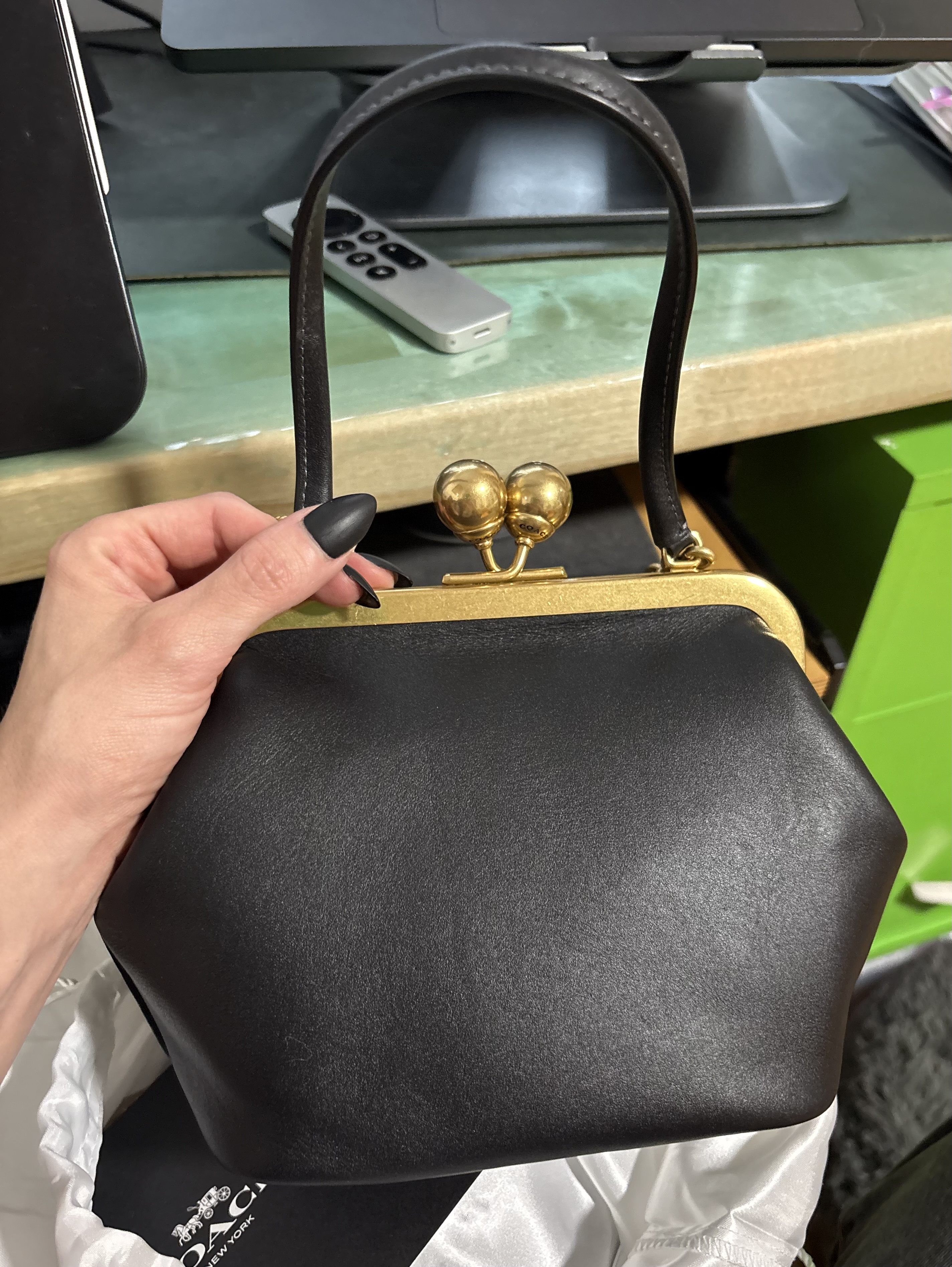 ◎美品◎ COACH スパンコール kisslock パーティバッグ シルバー COACH® | Large Kisslock Frame Bag In Crystal Signature Jacquard