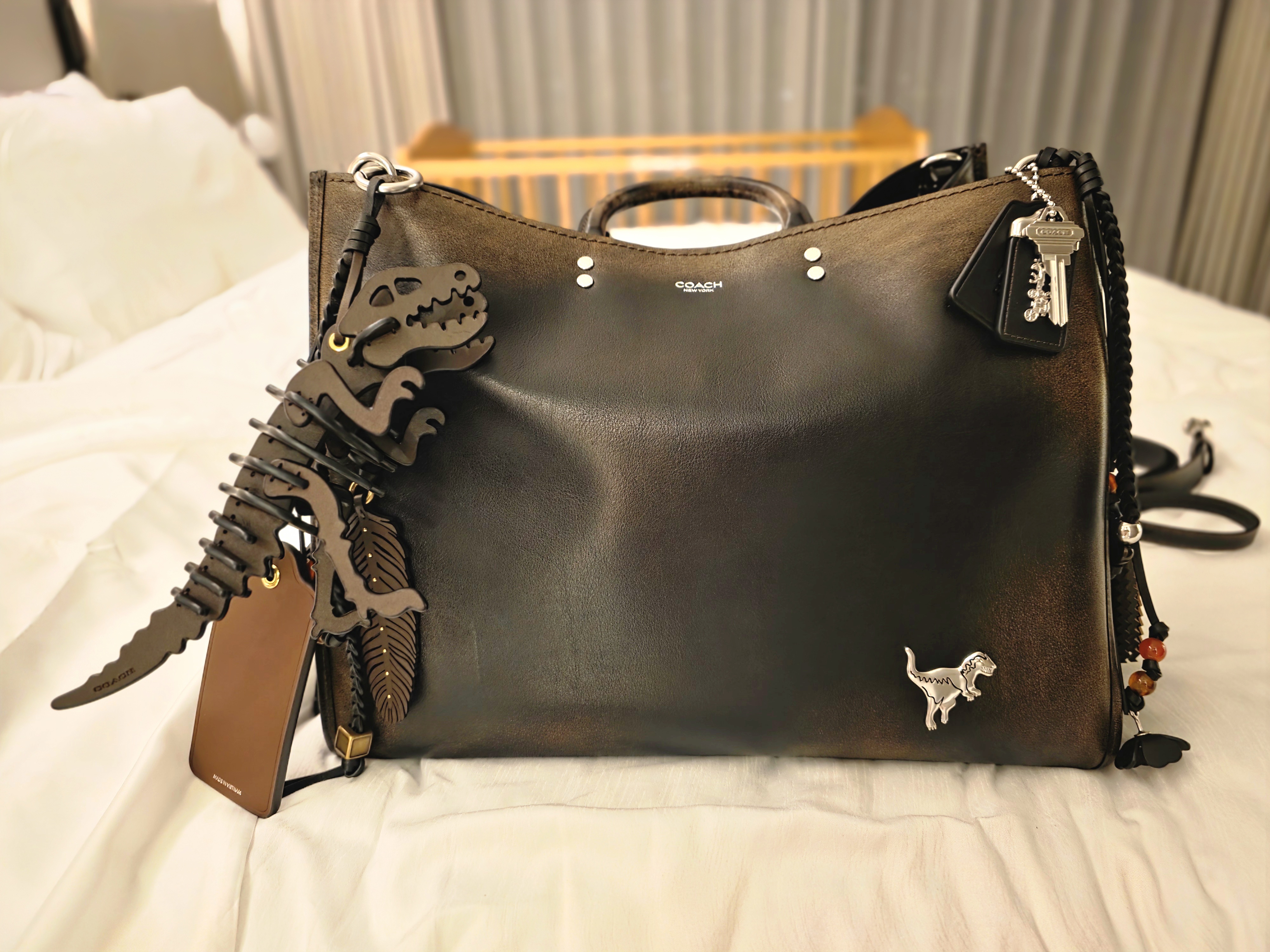 ROGUE ローグ MESSAGE Rogue Bag 40 In Loved Leather With Charms | Bags | Coach | COACH®