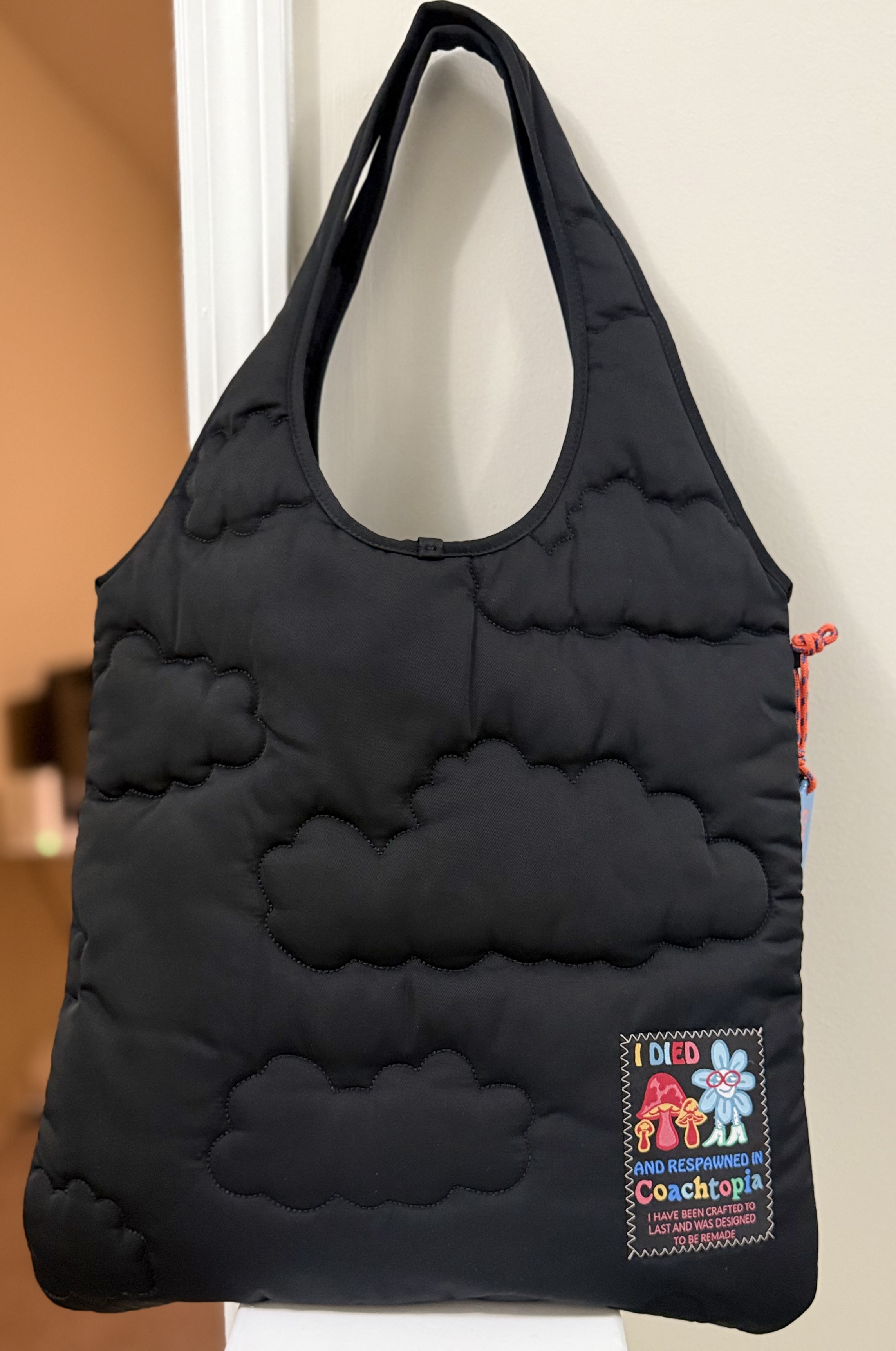 値下げCoachtopia ループトートバッグ黒大きいサイズ Coachtopia Loop Flat Tote With Cloud Quilting | Coachtopia ™