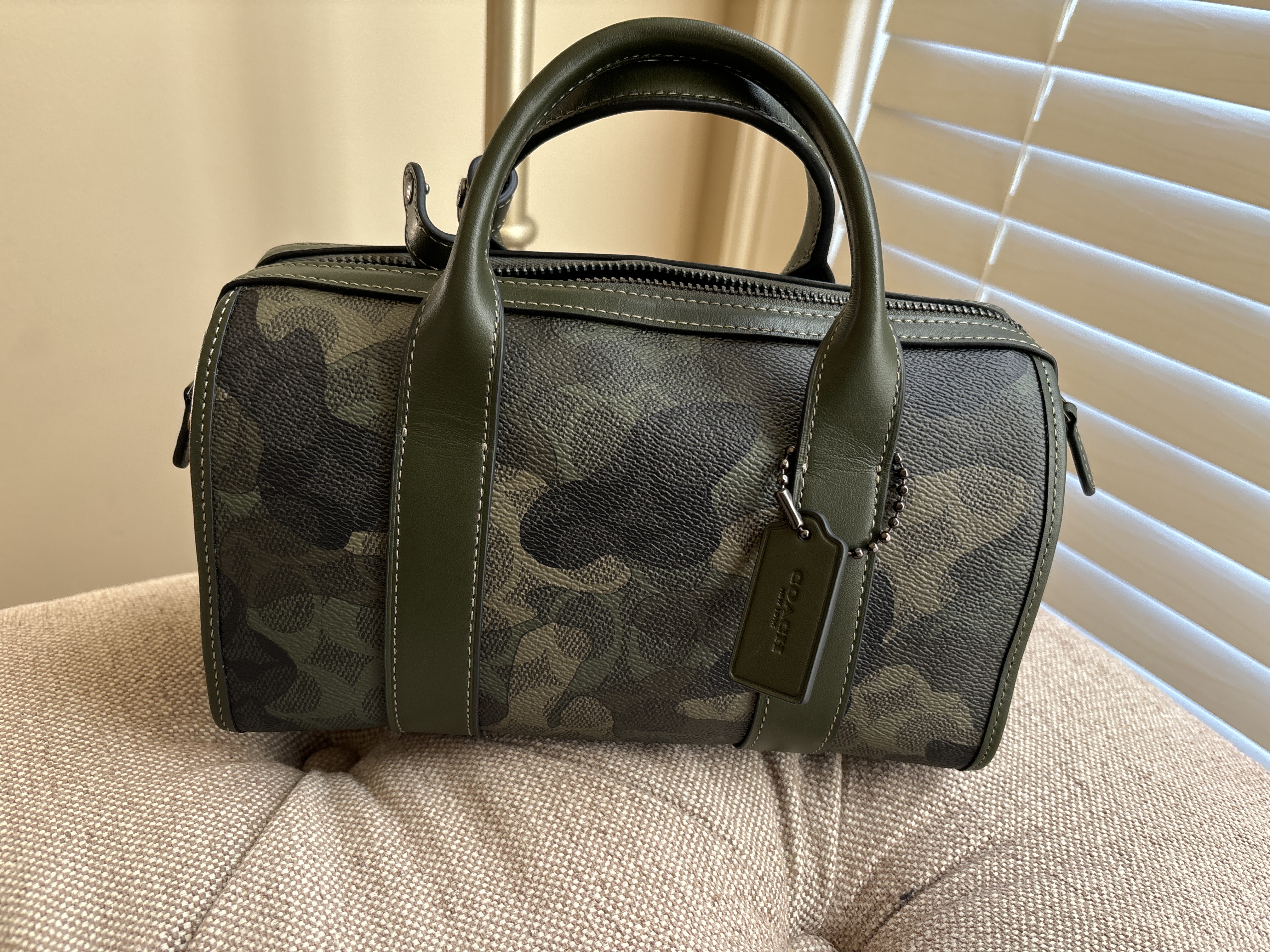 ショルダーバッグ Gotham Duffle Bag 24 In Signature Camo Print COACH® | Gotham Duffle Bag 45 With Horse And Carriage Print