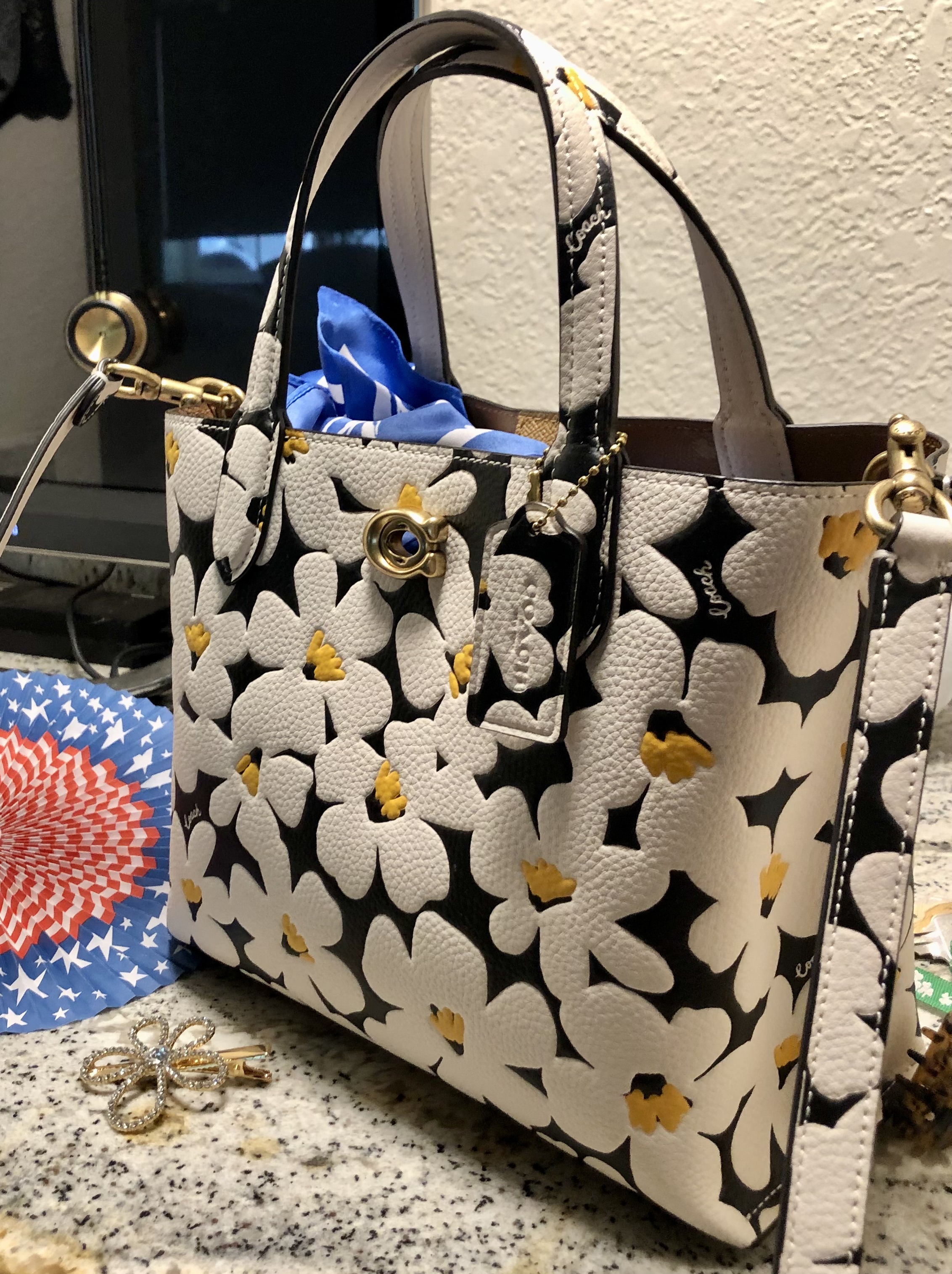 【Coach】Disney X Coach Willow Tote Bag 24  ◆国内発送◆ coach-Silverblack-Disney-X-