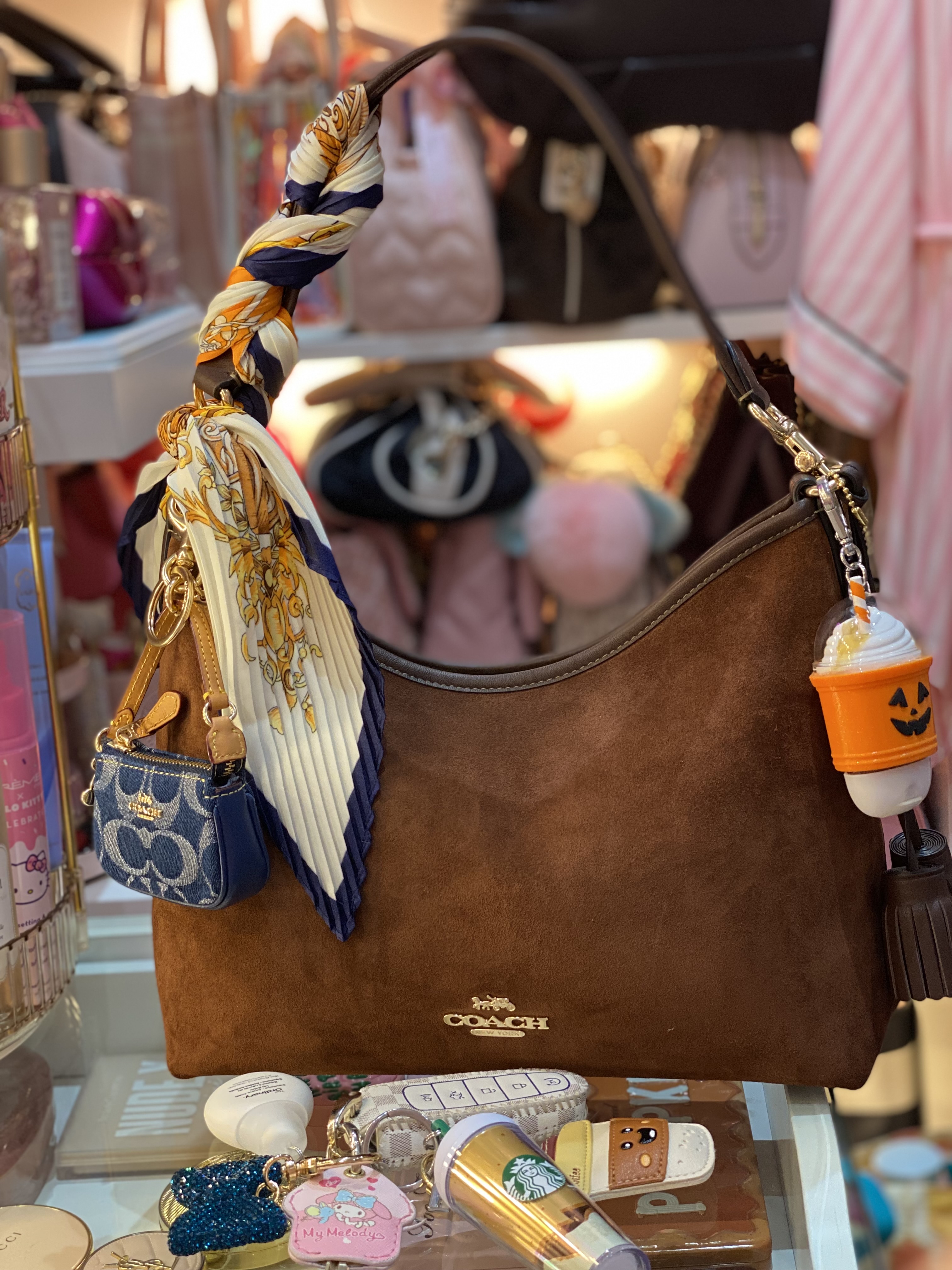 COACH、バッグ。 Coach Meadow Shoulder Bag In Signature Canvas | Brixton Baker
