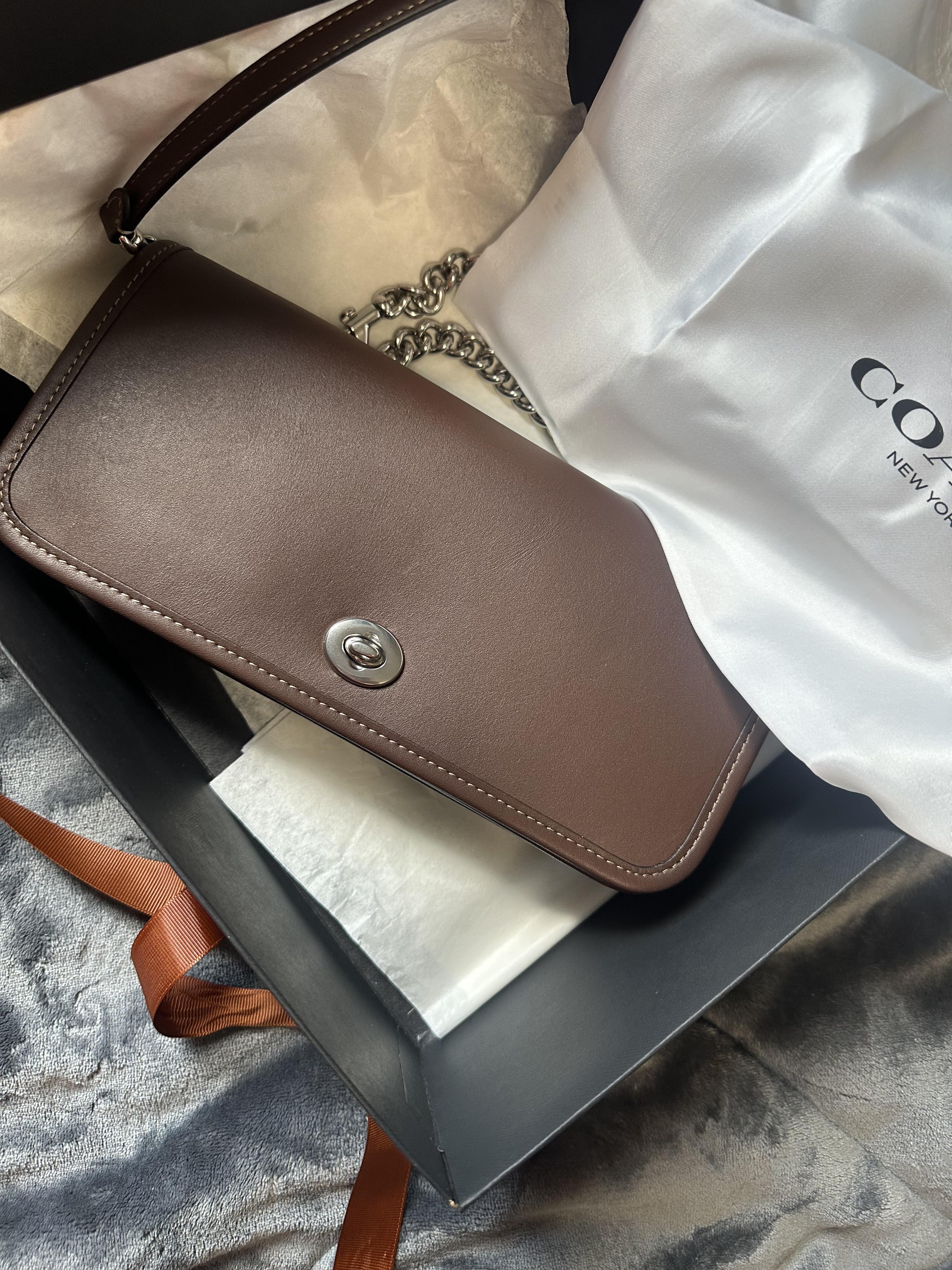 上品レザー【COACH】Dinky ショルダーバッグ〈2WAYストラップ〉 COACH® | Dinky Bag