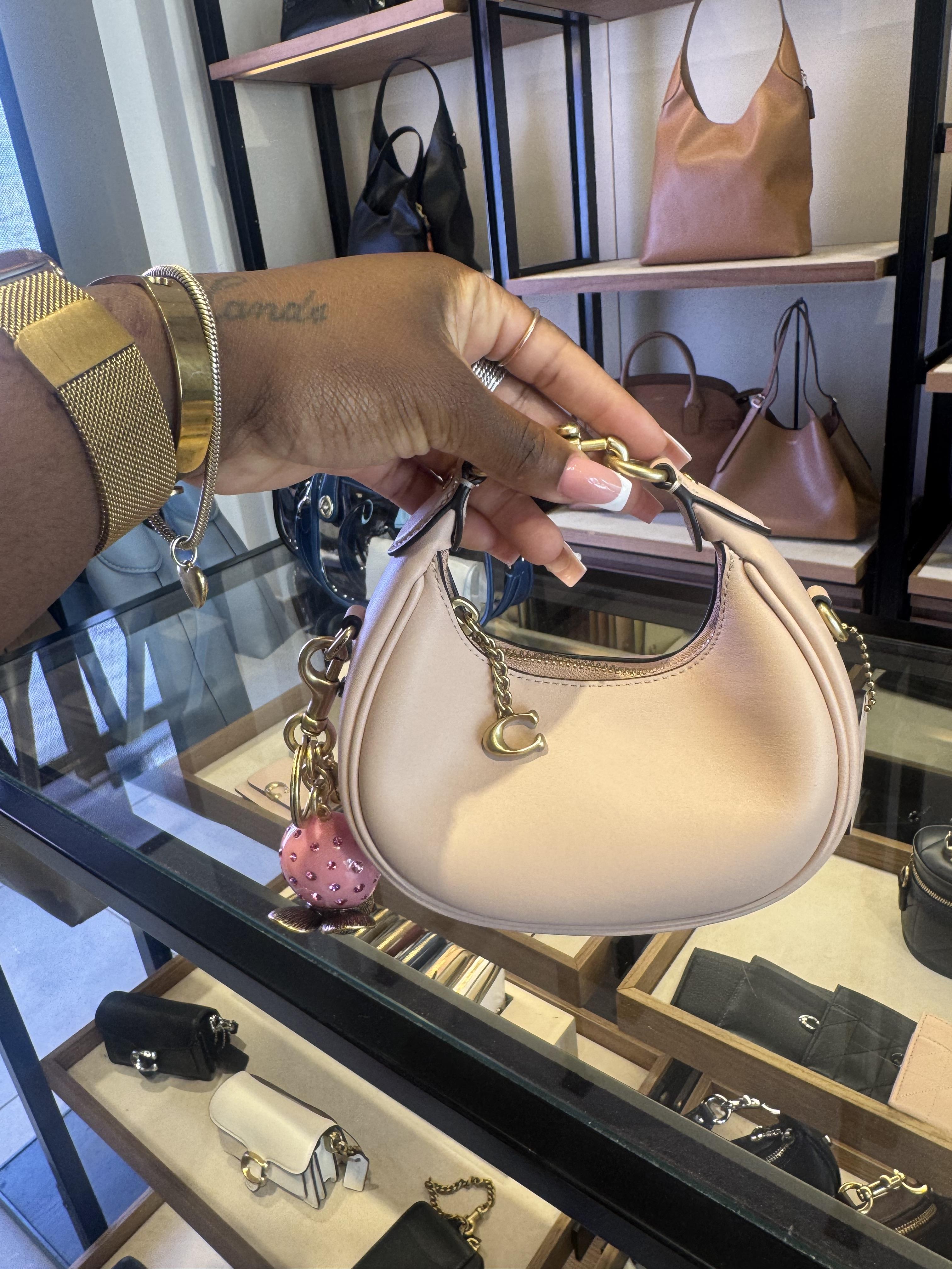 COACH アイボリー ローファー　ホワイト COACH（ローファー/革靴 ・ ホワイト/白色系）のフリマアイテム一覧