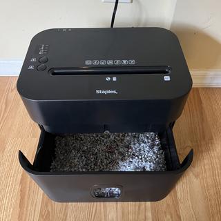 Staples 12-Sheet Micro-Cut Multi-Media Shredder (ST62152 Staples 12-Sheet Micro-Cut Multi-Media Shredder (ST62152