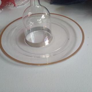 Does this look like gold trimming on the glass?