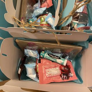 Contents of favor box