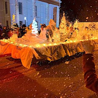 HMH Auxiliary White Christmas Float.