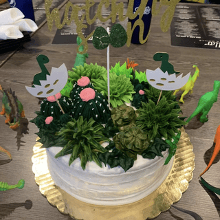Cake with dinos around