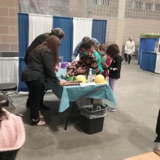 A bunch of kidz at the Ocean City, MD Hoome Show having Sand Art fun!