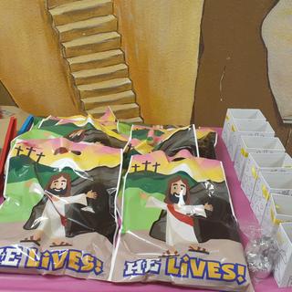 Boxes on the end mini the set fit inside the boxes .... yes , mini