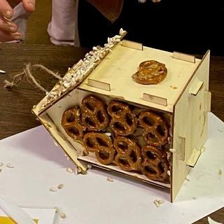 Creative Feeder House