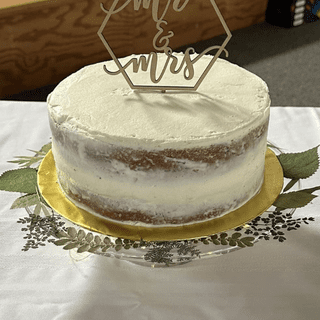 Cake stand and cake