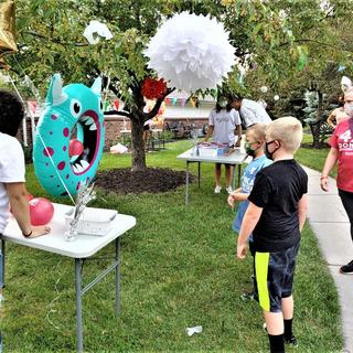 Throw The Ball Through The Hole=Family Carnival