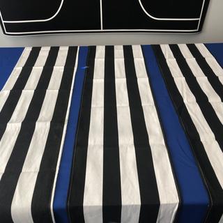 The color patters are different, look at the edges.