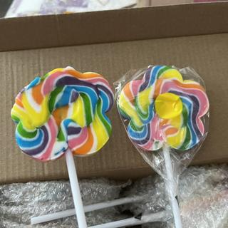 Very pretty flowers. Lollipop on left has been taste tested 😋