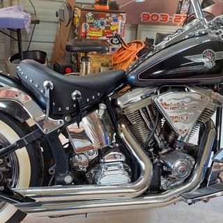 【THE MOZZ】Biker Leather Mustang Mustang Seats 17 1/2 in. Wide Studded Solo Seat w/Removable