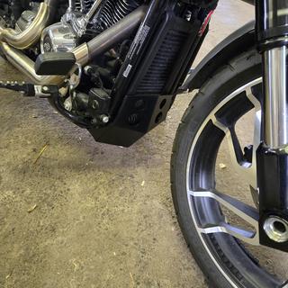 美品 2018以降ソフテイルシリーズ SKID PLATE スピードマーチャント 2018 Softail Skid Plate: Brushed – The Speed Merchant