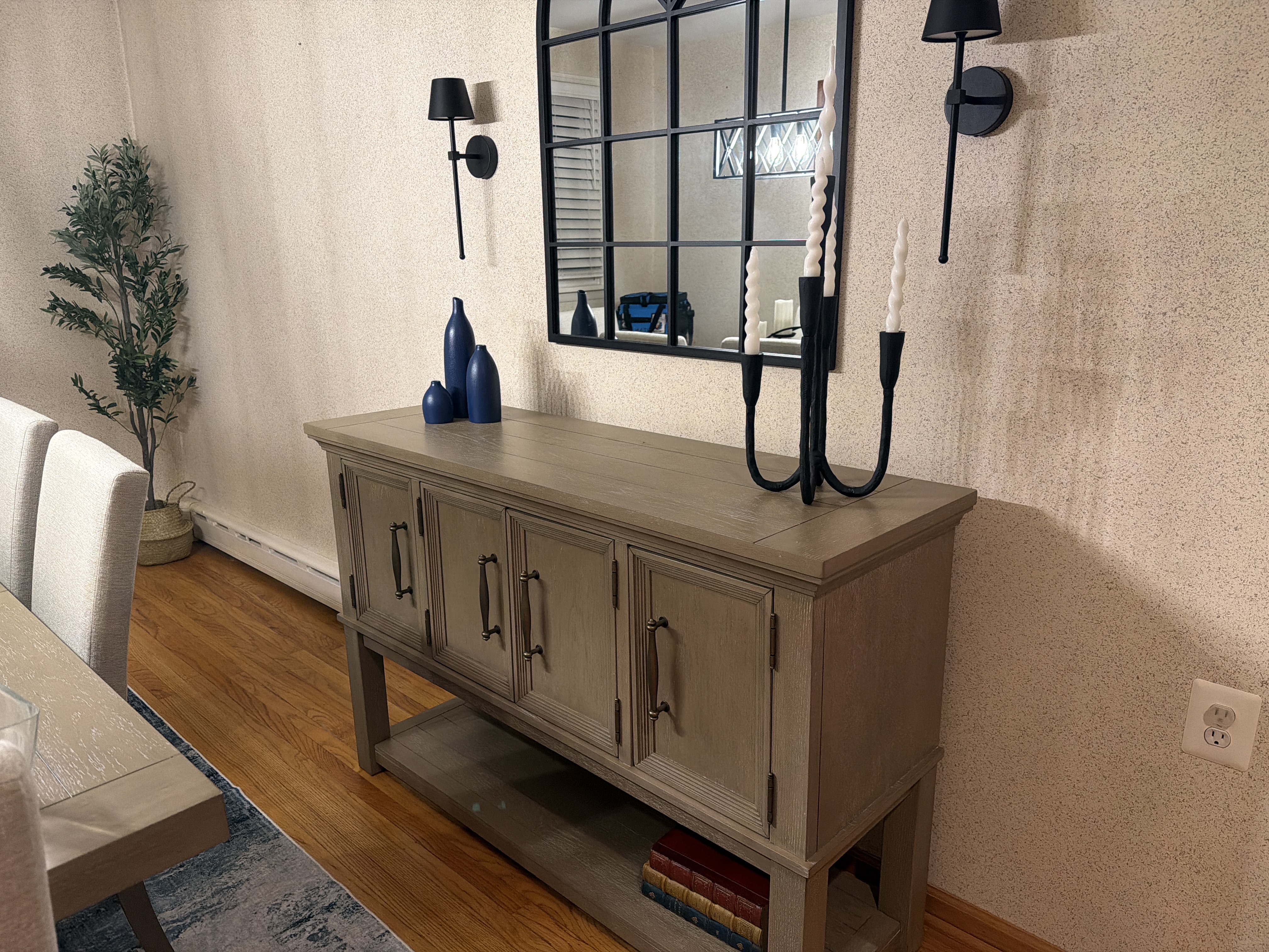 Vallardia Dining Server | Ashley