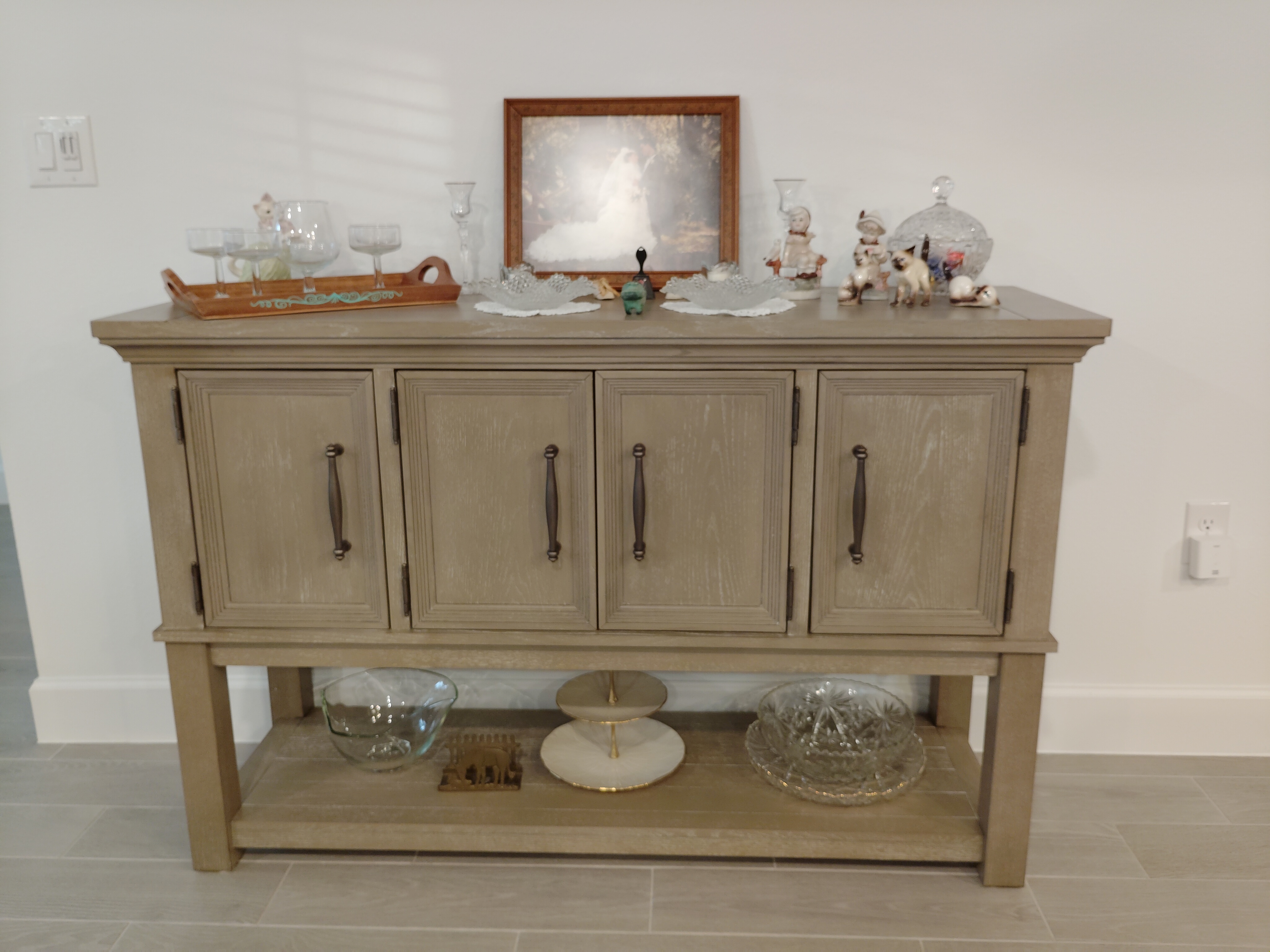 Vallardia Dining Server | Ashley