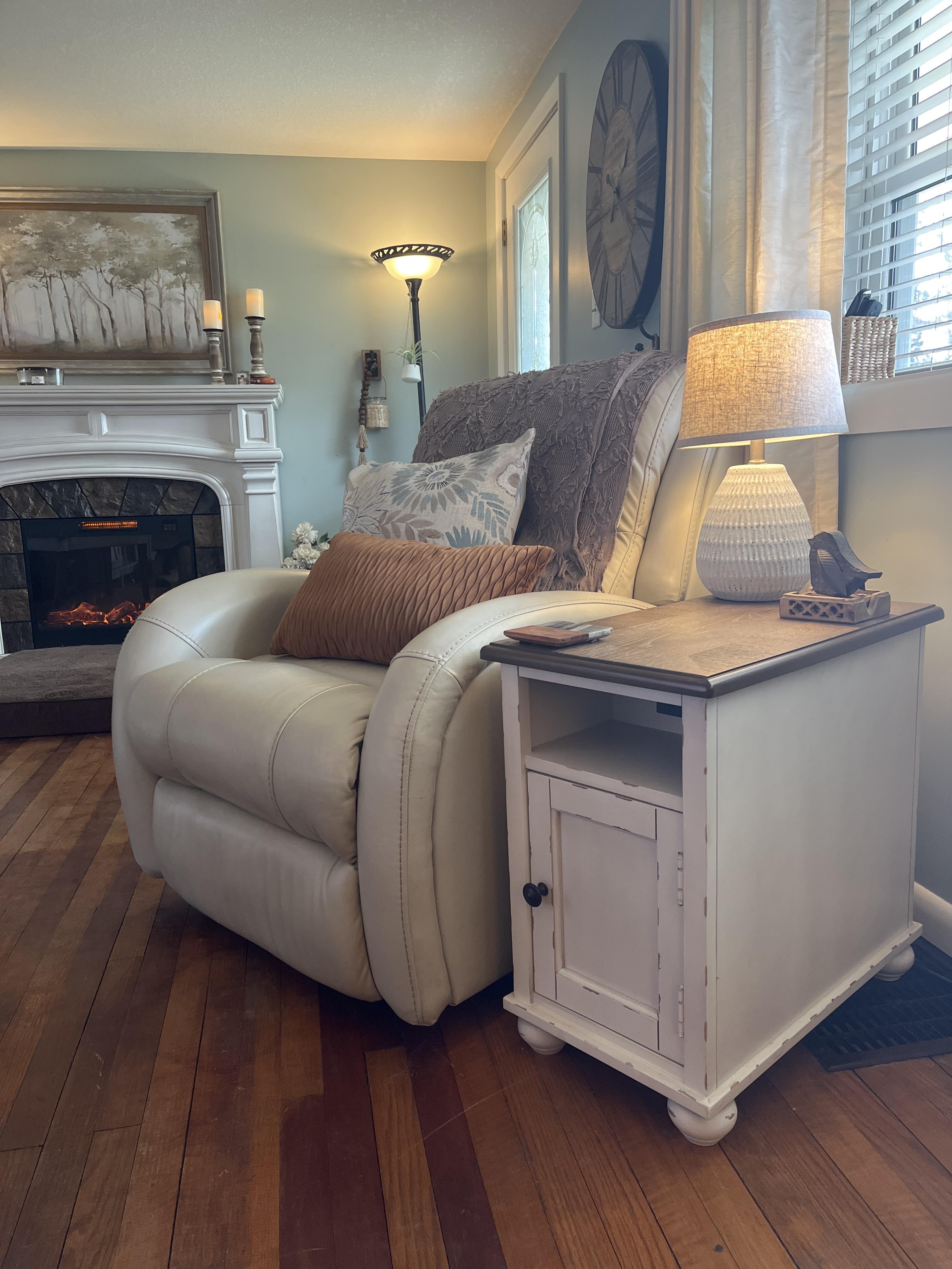 Realyn Chairside End Table with USB Charging | Ashley