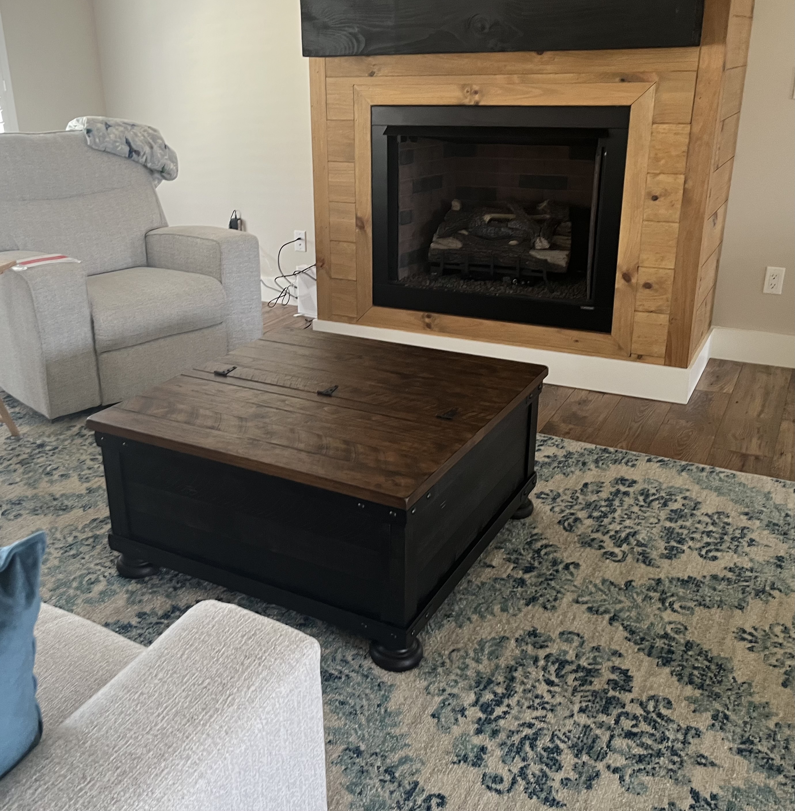 Valebeck Coffee Table with Lift Top | Ashley
